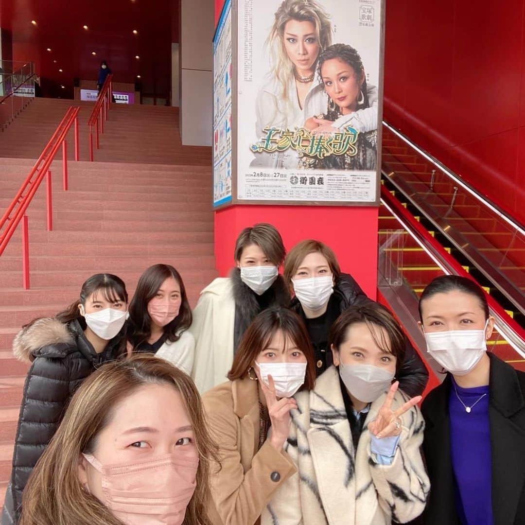 壱城あずさのインスタグラム：「. 先日御園座公演「王家に捧ぐ歌」観劇してきました！！ 私の大大大好きな作品。 星組に配属されて初めての公演で思い出がいーっぱい詰まっている作品。 当時、この作品を稽古場で初めて通した時、感動して涙が溢れて「早くお客様にお見せしたい！！」と思ったのをよく覚えています。 ⁡ まこっちゃん率いる「王家に捧ぐ歌」は星組半分とは思えないパワー、そして再演にとらわれず自分達の「王家に捧ぐ歌」の世界を新しく作り上げていてみんながとても頼もしく見えました。 「素晴らしかったよ」とひとりひとりを抱きしめたい気持ちです！！！！ ⁡ 同じ人間同士が争うというこの世で一番醜いこと… 「戦いは新たな戦いを生むだけ」 「愛」の力で平和な世がいつまでも続くことを願うばかり。 ⁡ 今回、御園座公演も、バウ、KAAT公演も全日程公演できなかったことはとても残念でしたがなんとか千秋楽を迎えられて本当によかった… みんなが何も心配せず思い切り舞台に集中できる日が 1日も早くきますように！！！！！！ ⁡ ⁡ #御園座 #星組 #王家に捧ぐ歌 #台詞も歌も全部覚えてた #記憶が蘇る #偶然観劇かぶって #たくさんの仲間に遭遇 #宝塚って素晴らしい #みんな愛してる #壱城あずさ #しーらん」