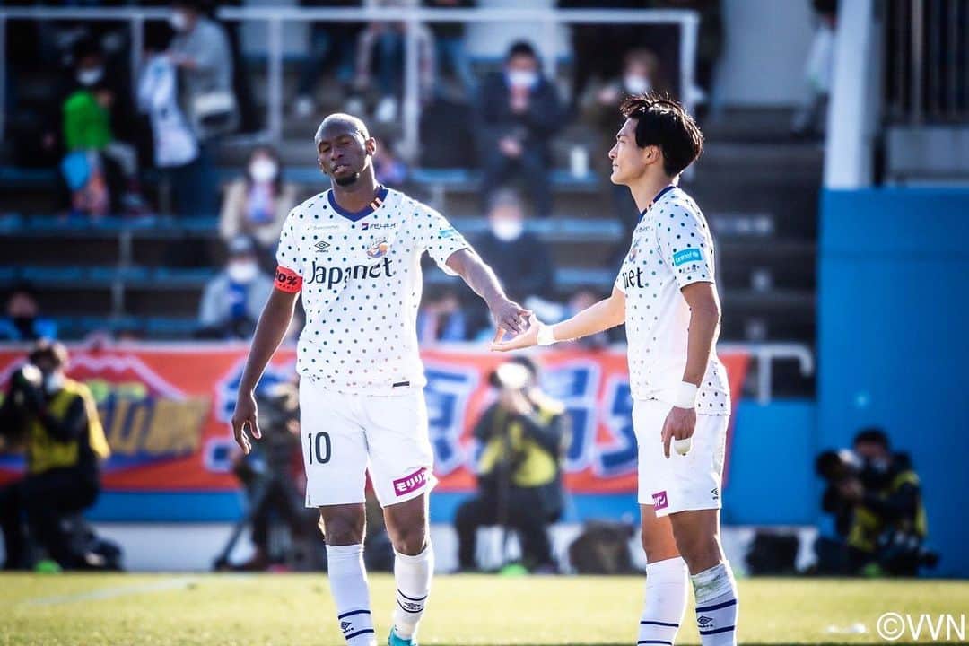 都倉賢のインスタグラム：「横浜FC戦の悔しさが間違いなく自分達を成長させる糧になる！  開幕してから2試合で沢山の成功と課題が見つかりました。  今はしっかりと膿を出し切って、チームとして課題を改善しながら解決して、次のステージに登っていくだけ。  何も恐れることはない。  みんなで勇気を持って前進していこう👍👍👍  沢山の応援有難うございました♪」