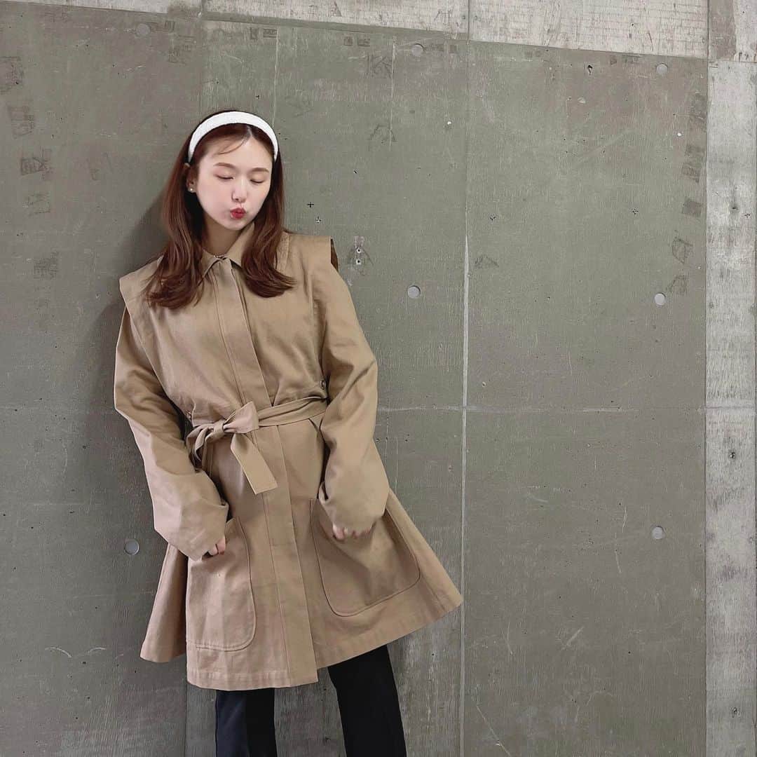 ひよんのインスタグラム：「🧥🧥  トレンチコートででかけたくなる季節💛 今回 @9unq.official でかんわいいトレンチつくったから 楽しみにしててね😍！  普段トレンチコートあまり着ないひよんでも 着たくなるし、さらっと着れるコートにしたよ🥰  このコートで今年の春はたくさんお出かけする☺️👏  @9unq.official   1枚目、目瞑ってる☺️🤣ㅋㅋ  #9unq #クアンク #トレンチコート #春服 #ひよん服」