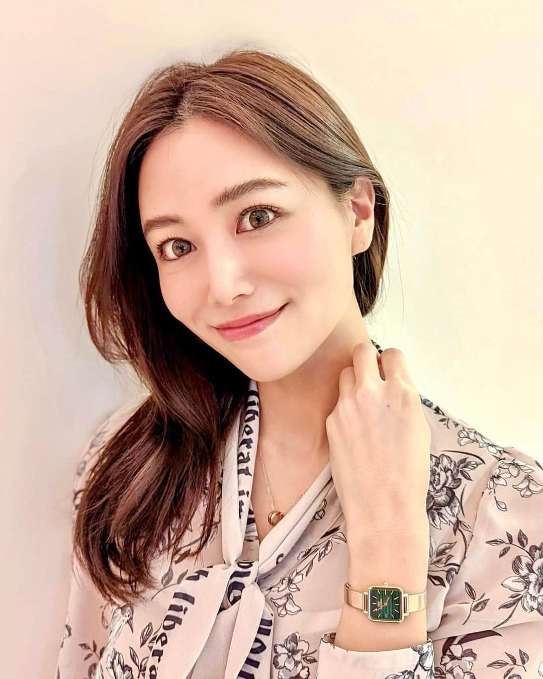 石井里奈さんのインスタグラム写真 - (石井里奈Instagram)「こんばんは♥️ . 今日3月1日 @danielwellington から腕時計の最新作、Quadro Studioが登場✨ 70年代へ敬意を表す新作シリーズでアンティークウォッチ風で可愛いの💕 ヴィンテージとかアンティークとかとっても可愛いよね🥺 この深みのあるグリーンの文字盤がとってもお気にいり💕 西洋感あるお気に入りのドレスと合わせたよ❤️（また全身コーデ載せます） . 今ならホワイトデーキャンペーンも実施中だよ😚❤️ 私のフォロワー様限定で【rina1025】で15%オフにもなります！ . ちなみに合わせてネックレスもダニエルウェリントンで統一してみた❤️時計のカラーと合わせてピンクゴールドがまた可愛い😆✨ . 今日もお疲れ様でした💕 . #ダニエルウェリントン #DWホワイトデーキャンペーン #腕時計 #時計 #ウォッチ #アンティーク #ヴィンテージ #watch #ホワイトデー #ホワイトデーお返し #whiteday #ペアウォッチ #時計好き #danielwellington #春コーデ #春服コーデ #今日のコーデ #コーディネート #ジュエリー #おそろい #オシャレさんと繋がりたい #vintage #antique #レトロ #レトロコーデ #新作 #新作アクセサリー #アクセサリー #ジュエリー #ネックレス #ピンクゴールド」3月1日 20時13分 - ri7tin1025