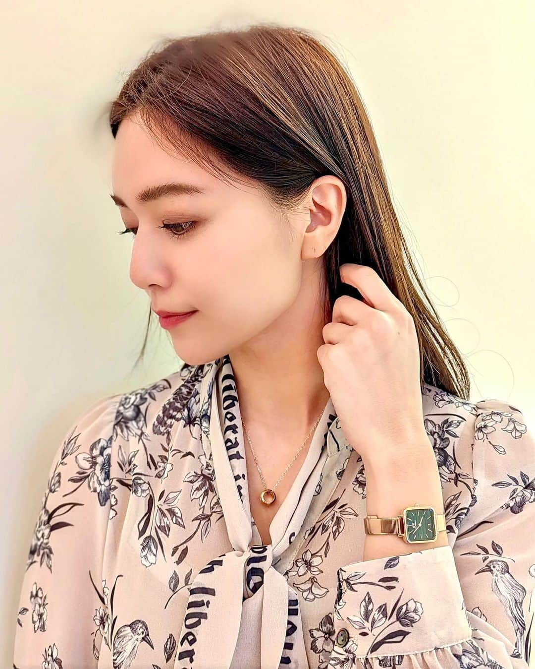 石井里奈さんのインスタグラム写真 - (石井里奈Instagram)「こんばんは♥️ . 今日3月1日 @danielwellington から腕時計の最新作、Quadro Studioが登場✨ 70年代へ敬意を表す新作シリーズでアンティークウォッチ風で可愛いの💕 ヴィンテージとかアンティークとかとっても可愛いよね🥺 この深みのあるグリーンの文字盤がとってもお気にいり💕 西洋感あるお気に入りのドレスと合わせたよ❤️（また全身コーデ載せます） . 今ならホワイトデーキャンペーンも実施中だよ😚❤️ 私のフォロワー様限定で【rina1025】で15%オフにもなります！ . ちなみに合わせてネックレスもダニエルウェリントンで統一してみた❤️時計のカラーと合わせてピンクゴールドがまた可愛い😆✨ . 今日もお疲れ様でした💕 . #ダニエルウェリントン #DWホワイトデーキャンペーン #腕時計 #時計 #ウォッチ #アンティーク #ヴィンテージ #watch #ホワイトデー #ホワイトデーお返し #whiteday #ペアウォッチ #時計好き #danielwellington #春コーデ #春服コーデ #今日のコーデ #コーディネート #ジュエリー #おそろい #オシャレさんと繋がりたい #vintage #antique #レトロ #レトロコーデ #新作 #新作アクセサリー #アクセサリー #ジュエリー #ネックレス #ピンクゴールド」3月1日 20時13分 - ri7tin1025