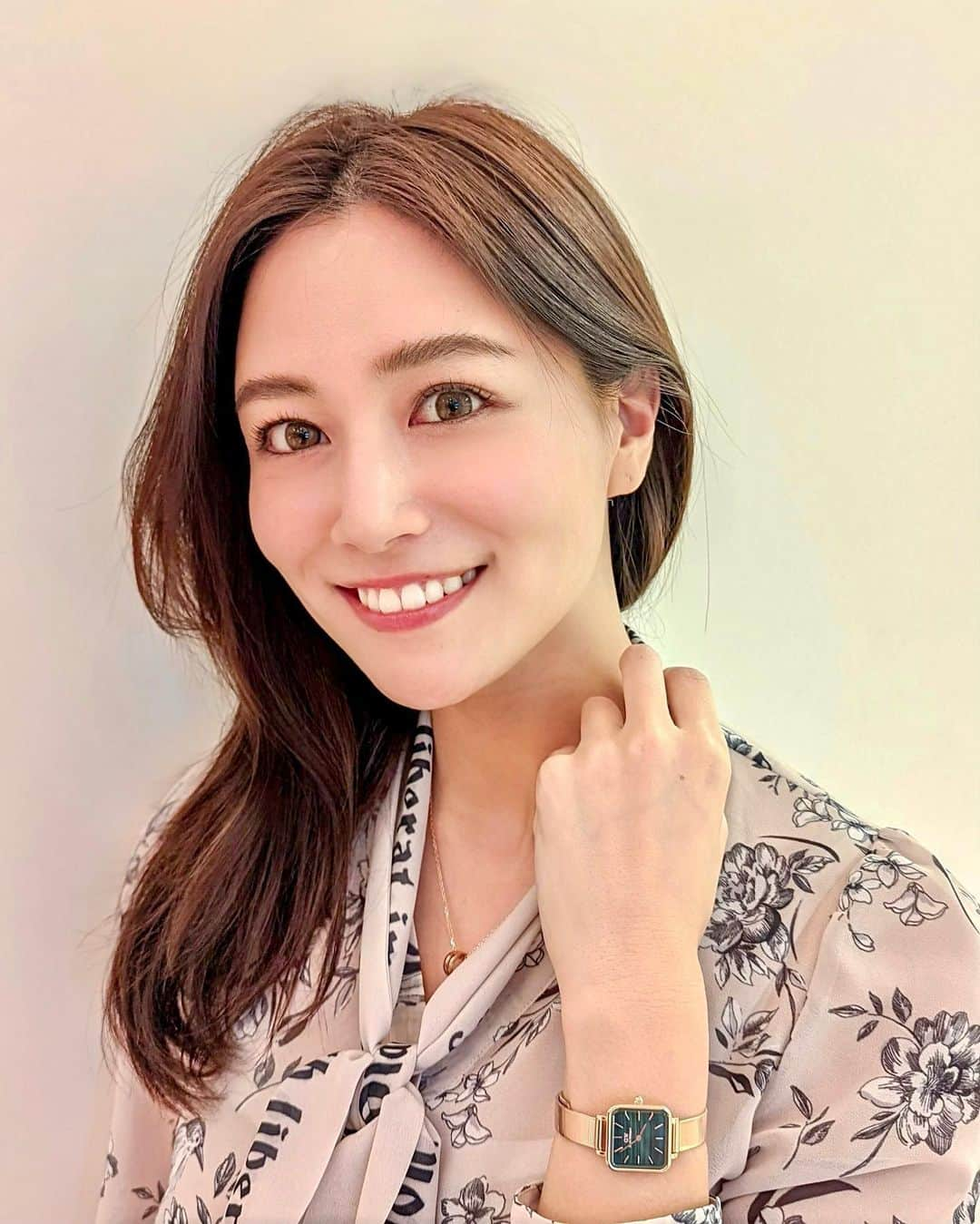 石井里奈さんのインスタグラム写真 - (石井里奈Instagram)「こんばんは♥️ . 今日3月1日 @danielwellington から腕時計の最新作、Quadro Studioが登場✨ 70年代へ敬意を表す新作シリーズでアンティークウォッチ風で可愛いの💕 ヴィンテージとかアンティークとかとっても可愛いよね🥺 この深みのあるグリーンの文字盤がとってもお気にいり💕 西洋感あるお気に入りのドレスと合わせたよ❤️（また全身コーデ載せます） . 今ならホワイトデーキャンペーンも実施中だよ😚❤️ 私のフォロワー様限定で【rina1025】で15%オフにもなります！ . ちなみに合わせてネックレスもダニエルウェリントンで統一してみた❤️時計のカラーと合わせてピンクゴールドがまた可愛い😆✨ . 今日もお疲れ様でした💕 . #ダニエルウェリントン #DWホワイトデーキャンペーン #腕時計 #時計 #ウォッチ #アンティーク #ヴィンテージ #watch #ホワイトデー #ホワイトデーお返し #whiteday #ペアウォッチ #時計好き #danielwellington #春コーデ #春服コーデ #今日のコーデ #コーディネート #ジュエリー #おそろい #オシャレさんと繋がりたい #vintage #antique #レトロ #レトロコーデ #新作 #新作アクセサリー #アクセサリー #ジュエリー #ネックレス #ピンクゴールド」3月1日 20時13分 - ri7tin1025