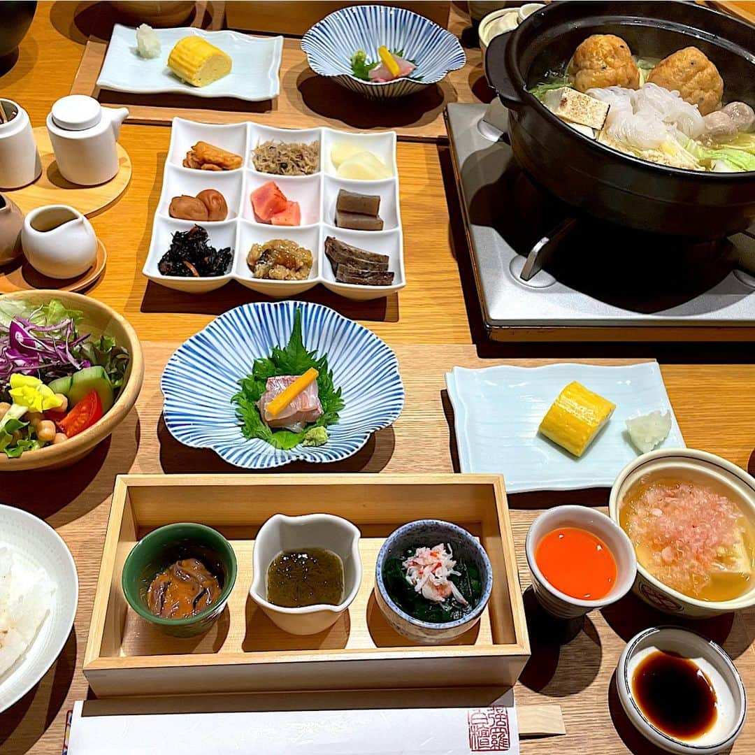 山田佳子さんのインスタグラム写真 - (山田佳子Instagram)「温泉旅館の朝ご飯はどうしてこんなに美味しいのかしら⁉︎😆🍚🙏💕 ⁡ #炊き立てご飯  #土鍋ご飯  #美味しすぎた  #🍚🍚🍚 #ついつい  #お代わり #おこげ #大好き💕 #いつも食べ過ぎてしまう #朝ご飯  #和食 #温泉♨️  #箱根旅館 #白檀」3月1日 20時14分 - yoshiko117