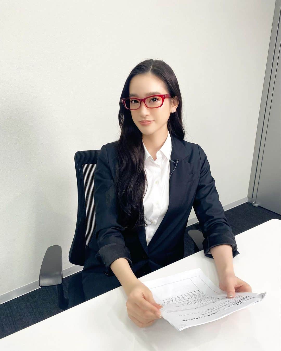 太田麻美のインスタグラム：「YouTubeがアップされました✨ CARDAYS MAGAZINEのニュースから厳選したものを映像でお届けする新企画のYouTube『RQN』のキャスターをやりました👩‍🏫 今まで知らなかった知って得をする車にまつわる知識・情報をこれから沢山お届けしていきます👓 今回は、【運転免許証の顔写真は持ち込める？変更は可能？綺麗に撮る方法】  是非ご視聴、チャンネル登録を宜しくお願いします✨  https://m.youtube.com/watch?v=3G8IgHRTxWY  #youtube #news #racequeen #rq #car #cardaystv #cardays  #rqn #rqnキャスター #ニュース #キャスター #レースクイーン #カーデイズ #カーデイズtv #赤ぶちメガネ」