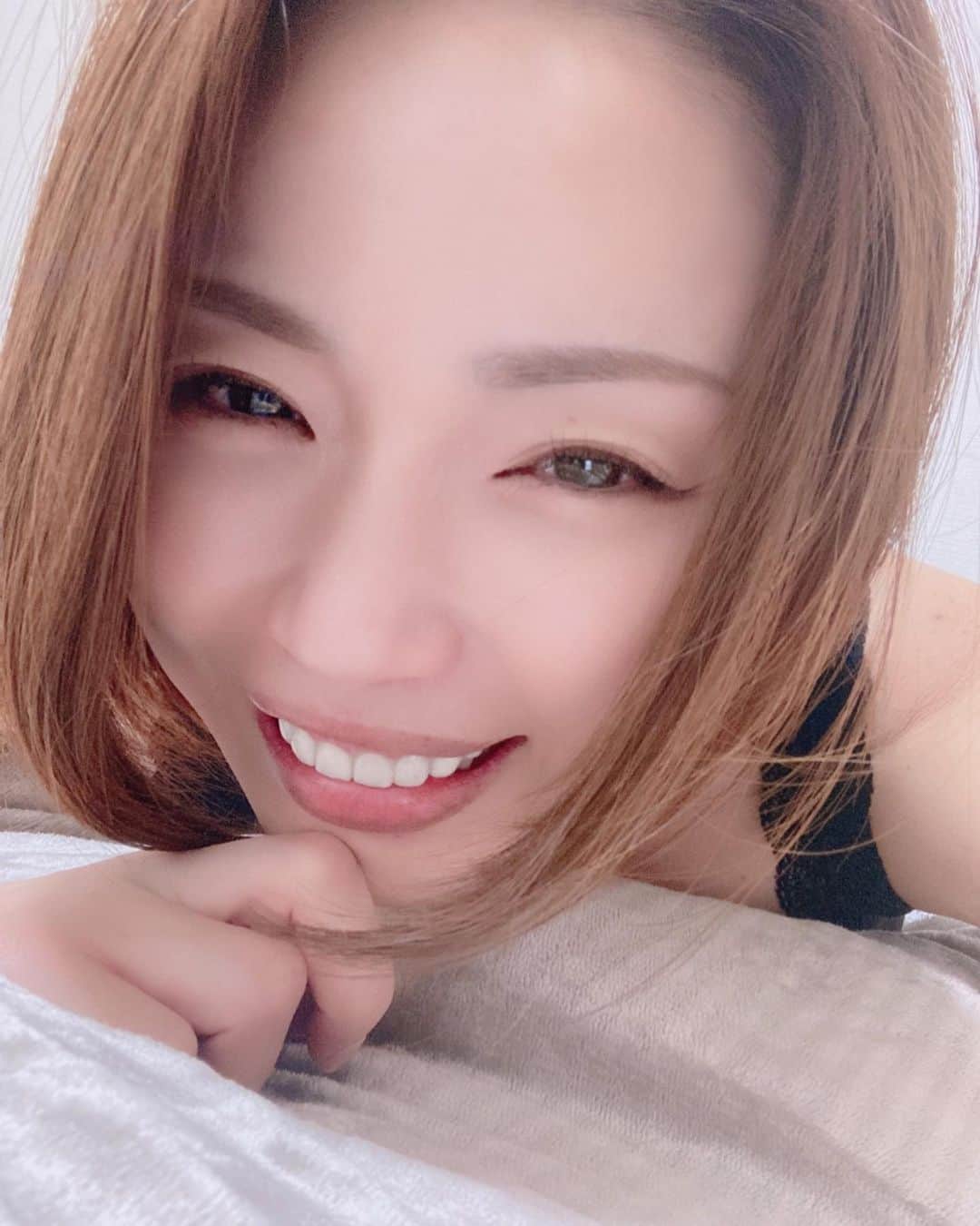のインスタグラム：「🐰💕 ． 3月の幕開け🌷 ． ぽかぽか陽気が続いて気持ちいいですね✨ ． 春は大好きな桜が咲くので楽しみです🌸🌸🌸 ． 桜が綺麗なところにお花見行けたらいいなぁ😌 ． 俳句で使われる季語で「山笑う」というものがあるのですが、若葉や山桜の色がポンポンとスタンプのように広がっていく春の山は、まさに「笑う」という言葉がぴったりだなぁと思います🤗 ． 笑顔でいっぱいの3月になりますように(*˘︶˘*).｡.:*♡ ． #3月 #弥生 #春 #march #spring #smile #love #peace #❤️ #🌸 #🌷 #🕊 #🌏」