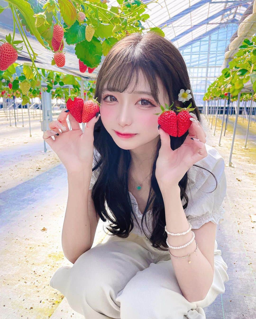 あやちゃんさんのインスタグラム写真 - (あやちゃんInstagram)「いちご狩り🍓🍓💗🥰 時間無制限はほんとに最高すぎた🙏🏻 練乳、ホイップクリーム、チョコソースもかけ放題🤍 沢山食べたはずなのに飽きないいちごってすごいなあ🍓✩°｡⋆♡*°  #いちご狩り #いちごスイーツ #イチゴ狩り #苺狩り #いちご狩り🍓 #いちご農家 #いちご狩りコーデ #ホワイトコーデ #オールホワイト #いちご畑 #苺畑 #イチゴパフェ #イチゴスイーツ #千葉いちご狩り #千葉観光 #千葉グルメ #石橋農園 #木更津 #strawberry #春コーデ #ホワイトデニム #千葉 #グルメ女子」3月1日 20時27分 - aya.you.love.r