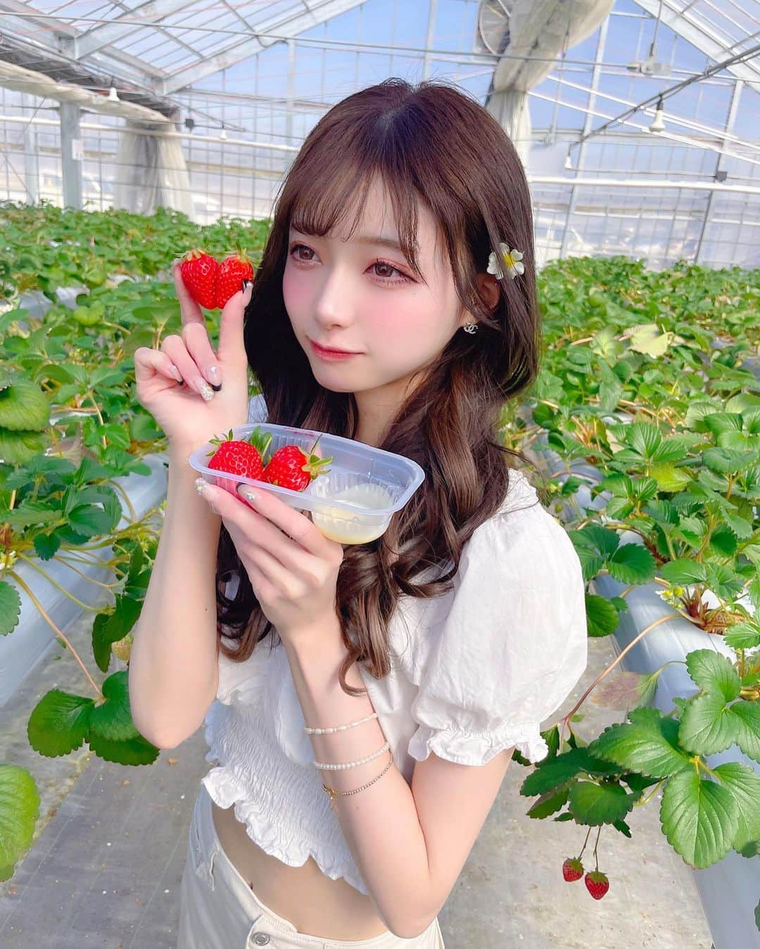 あやちゃんさんのインスタグラム写真 - (あやちゃんInstagram)「いちご狩り🍓🍓💗🥰 時間無制限はほんとに最高すぎた🙏🏻 練乳、ホイップクリーム、チョコソースもかけ放題🤍 沢山食べたはずなのに飽きないいちごってすごいなあ🍓✩°｡⋆♡*°  #いちご狩り #いちごスイーツ #イチゴ狩り #苺狩り #いちご狩り🍓 #いちご農家 #いちご狩りコーデ #ホワイトコーデ #オールホワイト #いちご畑 #苺畑 #イチゴパフェ #イチゴスイーツ #千葉いちご狩り #千葉観光 #千葉グルメ #石橋農園 #木更津 #strawberry #春コーデ #ホワイトデニム #千葉 #グルメ女子」3月1日 20時27分 - aya.you.love.r