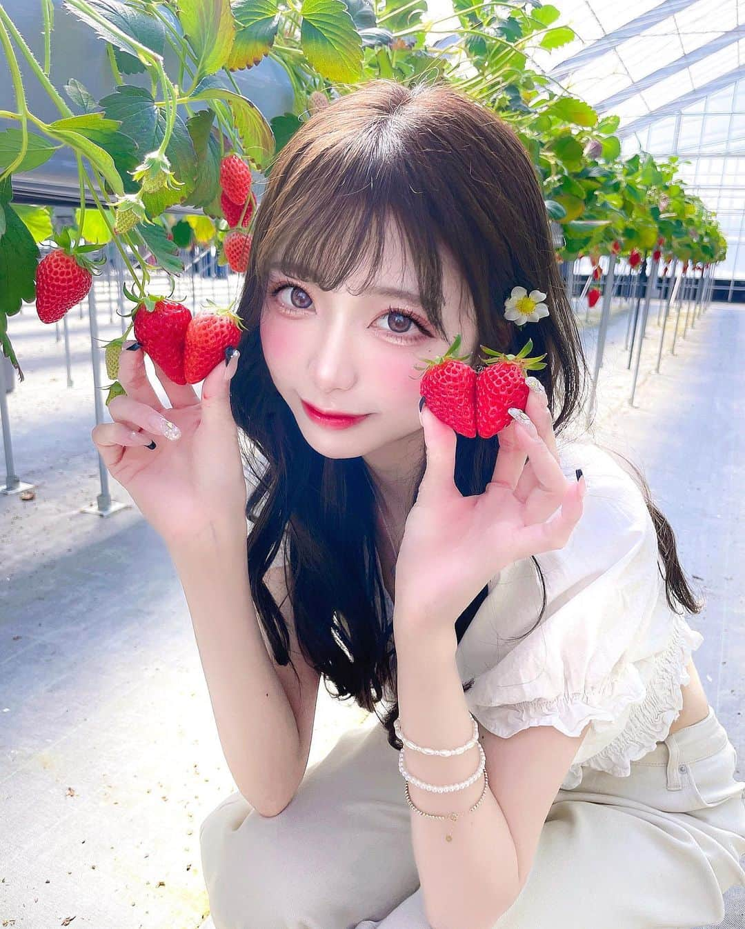 あやちゃんさんのインスタグラム写真 - (あやちゃんInstagram)「いちご狩り🍓🍓💗🥰 時間無制限はほんとに最高すぎた🙏🏻 練乳、ホイップクリーム、チョコソースもかけ放題🤍 沢山食べたはずなのに飽きないいちごってすごいなあ🍓✩°｡⋆♡*°  #いちご狩り #いちごスイーツ #イチゴ狩り #苺狩り #いちご狩り🍓 #いちご農家 #いちご狩りコーデ #ホワイトコーデ #オールホワイト #いちご畑 #苺畑 #イチゴパフェ #イチゴスイーツ #千葉いちご狩り #千葉観光 #千葉グルメ #石橋農園 #木更津 #strawberry #春コーデ #ホワイトデニム #千葉 #グルメ女子」3月1日 20時27分 - aya.you.love.r