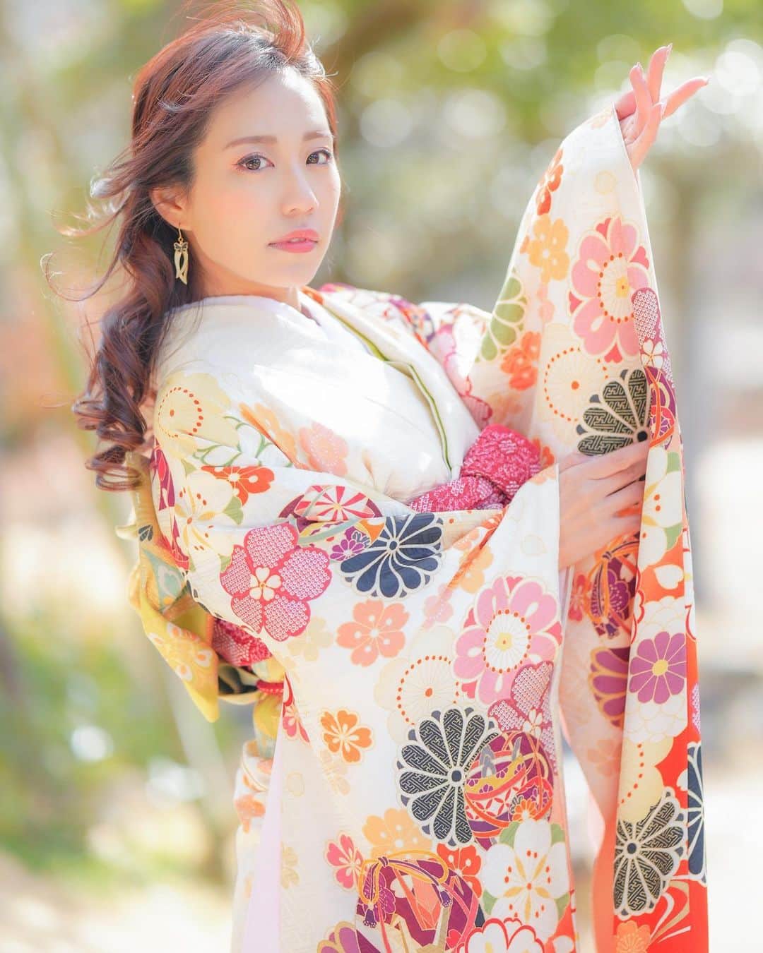霧島聖子さんのインスタグラム写真 - (霧島聖子Instagram)「3月もよろしくお願いします🌼  こないだの名古屋撮影会、2部通しで振袖だったから 1部と2部で少しでも変化つけたくて髪型変えてました✨ これは2部のほうです、ハーフアップも似合ってた？  #撮影会 #名古屋 #スワイプしてね #振袖 #着物 #和服 #japanesegirl #kimono」3月2日 6時41分 - seiko_kirishima
