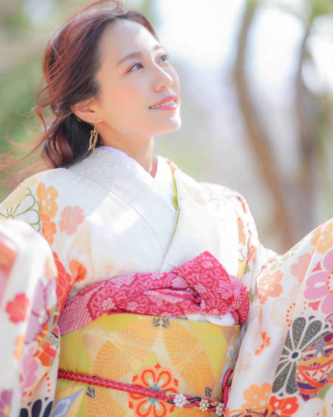 霧島聖子さんのインスタグラム写真 - (霧島聖子Instagram)「3月もよろしくお願いします🌼  こないだの名古屋撮影会、2部通しで振袖だったから 1部と2部で少しでも変化つけたくて髪型変えてました✨ これは2部のほうです、ハーフアップも似合ってた？  #撮影会 #名古屋 #スワイプしてね #振袖 #着物 #和服 #japanesegirl #kimono」3月2日 6時41分 - seiko_kirishima