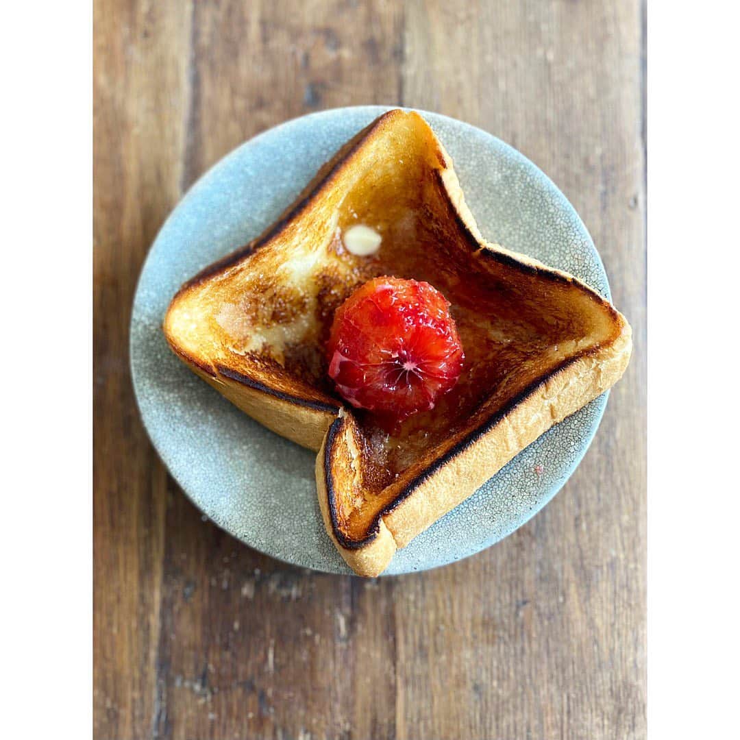 山本千織さんのインスタグラム写真 - (山本千織Instagram)「薄切りから厚切りに転向。  バター、蜂蜜、柑橘を包んで潰す。」3月2日 6時44分 - chiobenfc
