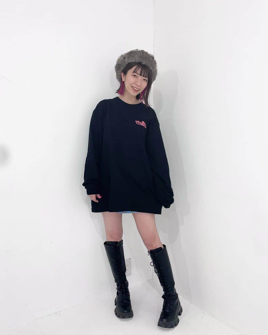 ぱいぱいでか美のインスタグラム：「暖かくなってきた！ロンTの季節だ！ . 通販で販売中！ でか美ちゃんの新ロゴ刺繍ロンTです💗 着用画像載せるって言ってたのにめっちゃ遅くなってごめん！ フリーサイズでこんな感じです！ 158.5cmの女性です！ 小柄な方はダボっと可愛く ジャストサイズで着てもシンプルなデザインなので 全人類におすすめです💗🖤💗🖤 リンクはハイライトに載ってますのでー！ 刺繍の出来がめっちゃ良くて大満足！ . #でか美ちゃん #グッズ #ロンT」