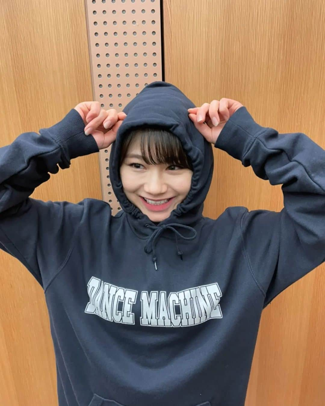 石田亜佑美さんのインスタグラム写真 - (石田亜佑美Instagram)「#dancemachine . . インスタ更新ができません . っていうブログをさっき更新し、 数秒後に、 直りました、 . 気まずいです…… 笑 . . . . 一昨日の夜から何回再起動しても直らなかったんです、本当なんです、でもインストールし直したら一発でした、とりあえず良かった、これからもインスタよろしくお願いします🤤💥 .  . #バースデーイベント #DVD #販売開始 #バースデーグッズ #パーカー #morningmusume22 #モーニング娘22 #石田亜佑美」3月1日 22時31分 - ayumi_ishida.official