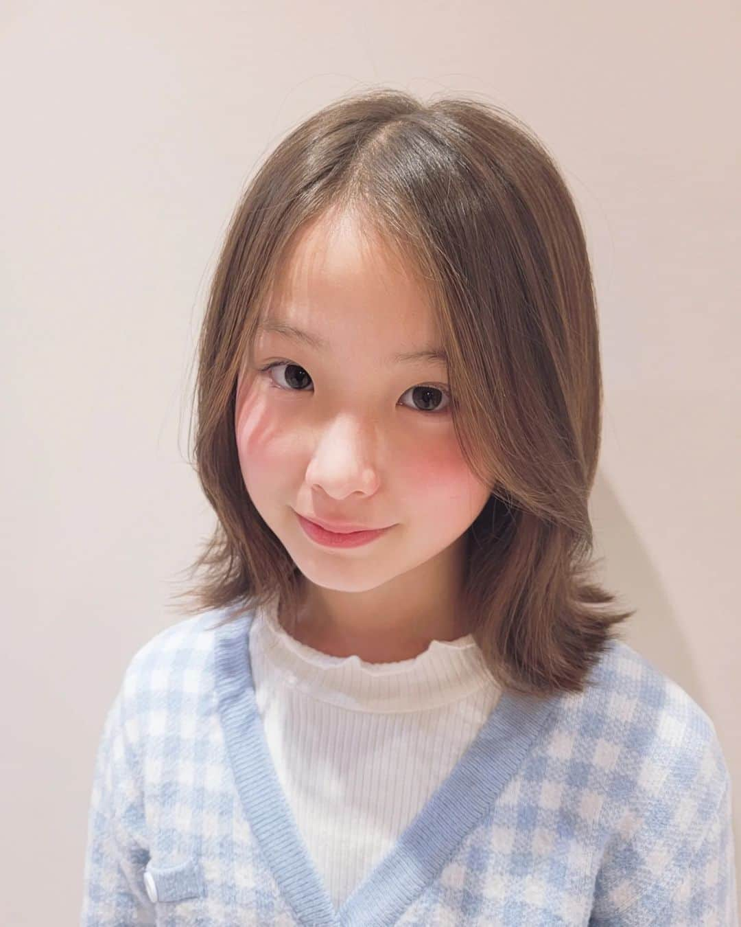 ひなのインスタグラム：「♡ 前回言っていた ひなが10歳になったらやりたいこと👩🏼 それは、、、 ヘアドネーションです💇‍♀️ . . 桃田さんに40センチ以上バッサリカットしてもらいました💇‍♀️💓 @hideto_momota . . おしりまで伸びていた髪の毛を こんなにバッサリ切るのは かなり勇気もいるし緊張したみたいですが 誰かのためになるならと決めたひな。 自分で決めたことを行動に移すひなの行動力に感動しました。 . 新しいひなヘアどうですか？😌 ボブより少し長いロブヘア、 本人もとても気に入ったみたいです😊 私もパパもトトも何回可愛いって言ったかな🥺♡ 明日学校でお友達に見せるのが楽しみだそうです👩🏼 . 桃田さん、 アシスタントの皆さん ありがとうございました🥺」