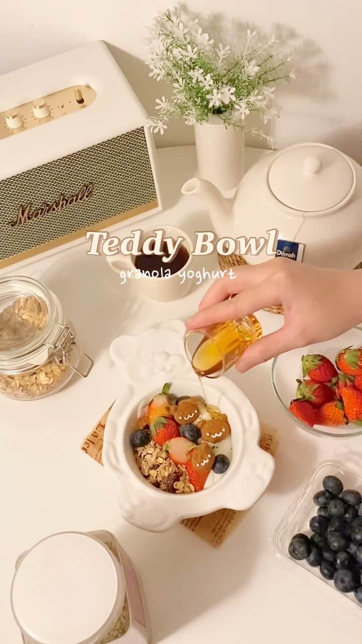 Song Sweet Songのインスタグラム：「Simply delicious ตบท้ายด้วยการแปะมาการองหมีที่ทำเอาไว้ เพิ่มความคิ้วทึ✨🐻🐻‍❄️💕  💖Granola : @diamondgrains  💖Longan Honey : @cherfarmthailand   #songsweetsong  #songsweetsong_breakfast #homecooking  #homecook  #おうちごはん  #朝ごはん  #맛스타그램  #먹스타그램  #ทำเองกินเอง」