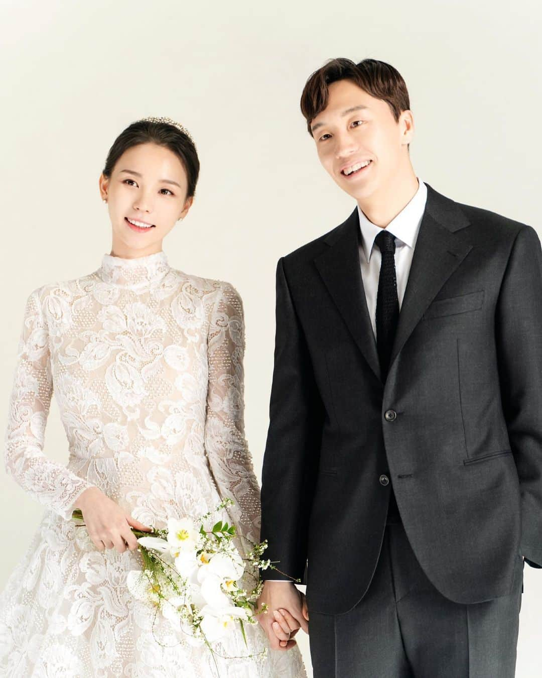 オ・ジェソクのインスタグラム：「👰‍♀️🤵‍♂️💍 @studiohayes   결혼합니다. 사랑하는 아내와 함께 만들어갈 소중한 순간을 살면서 닿은 귀중한 인연들께 전하려 합니다.  청첩장을 통해서 열심히 전해드리도록 하겠습니다.  코로나로 인해 많은 분들을 직접 찾아뵙고 인사드리지  못하는 점 너그러이 이해해주시면 감사하겠습니다.  - 새신랑 오재석 올림 -   皆さん, お久しぶりにご挨拶をつたえます。 オジェソクです。結婚のことをお伝えしようと思います。 日本で招待したい方々が多いんですが、コロナで 会えないのが寂しいです。でも、お祝いの気持ちやメッセージを送ってくださればそれだけでも幸せだと思います。 韓国にきてからも相変わらず日本で経験した瞬間を大事にしています。自分の人生の良い知らせを伝えたくて日本語で久しぶりにコメントを準備しました。ありがとうございます。」