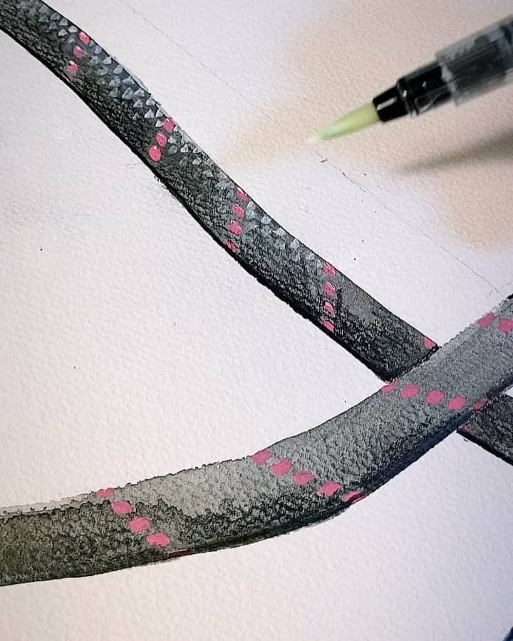 のインスタグラム：「エッジアンドソファークライムワンダーランド伊那の草コンペ TOP OF WONDER 2022  背景のロープの絵を描きました。 ちょっと使い古した感じに。  ワンダーランドのリード草コンペ、詳細は @edgeandsofa_boulderingpark  ブログにて。  私も選手として参加する予定です。 楽しみー！  #Repost @edgeandsofa_boulderingpark with @make_repost ・・・ 【クライムワンダーランド伊那店】  コンペ開催予告！！  2022.4.16 土曜  今年もやります！リードクライミング草コンペ「top of wonder 2022」  セッター岡野寛、濱田健介、小西大介  「リードクライミングの普及」 「ユース選手の育成」 を目的にエッジアンドソファーが主催するローカルコンペ。  絶対楽しいので予定空けておいて下さいね〜。  大人もユースも全国からご参加お待ちしております！  カテゴリー分けなど詳細は近日中にブログでお知らせします。  https://www.edgeandsofa.jp/blog/  #クライムワンダーランド伊那 � #edgeandsofa � #エッジアンドソファ伊那店 � #クライミング� #リードクライミング � #ボルダリング � #climbing� �#routeclimbing #sportsclimbing #climbinggym #climbing_pictures_of_instagram #climbing_photos_of_instagram � #rockclimbing  ⁡ エッジアンドソファークライムワンダーランド(ルート専用ジム) ⁡ 伊那店　月曜火曜定休(祝日営業) 長野県伊那市福島1675 ☎️0265-98-4032 ⁡ ーーーーーーーーーーーーーー ボルダリングはこちら👇 ⁡ エッジアンドソファーボルダリングパーク ⁡ 松本店　月曜定休(祝日営業) 長野県松本市島内4179-1 ☎️0263-31-6183 ⁡ 諏訪店　金曜定休(祝日営業) 長野県諏訪市豊田240 ☎️0266-75-2913」