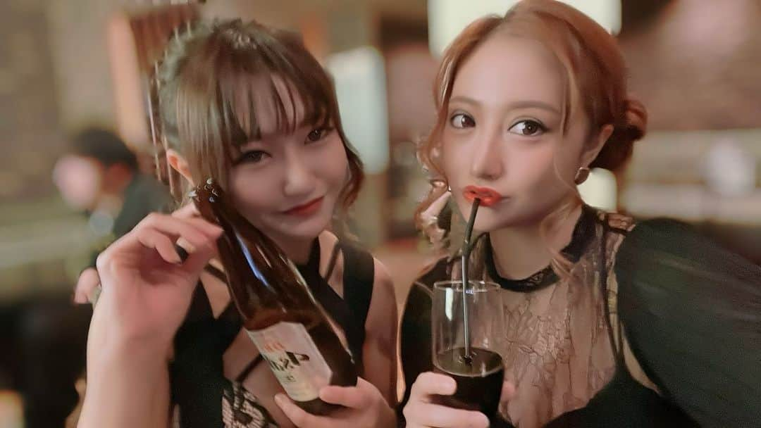 リアラさんのインスタグラム写真 - (リアラInstagram)「2月に入ってお酒飲んだ久々の解禁日🍻 たまには朝までがっつり飲むのも楽しいね👏✨  久しぶりのお酒すぎて朝方記憶を置いて帰りました🌸  飲む場所はもちろん！！ リアンしかない！！！ よしともファミリーの皆様、ドラクエフレンドの鬼ヶ島のおおかわらさん、楽しい時間をありがとうございました😊✨  アフター狙いで1時間飲みに行って歌舞伎町売れっ子キャバ嬢をアフターに誘う痛客リアラさん🤣 お客様の気持ち痛いほど分かりました、アフターって楽しい…💕💕  #アルコール#キャバクラ#キャバ嬢#歌舞伎町#歌舞伎町キャバ嬢#新宿#プロレス#新日本プロレス#橋本真也#蝶野正洋#武藤敬司#闘魂三銃士#時は来た#グレートニタ#大仁田劇場#ドラクエ10#ドラクエ仲間#ドラクエフレンド#リアラ」3月1日 22時52分 - riaranyan