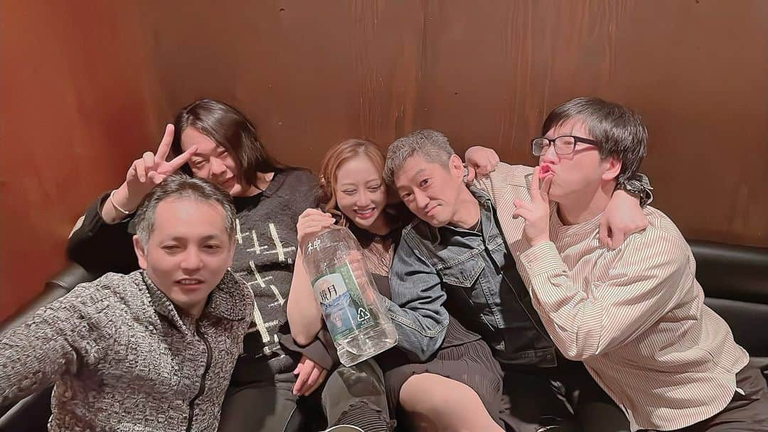 リアラさんのインスタグラム写真 - (リアラInstagram)「2月に入ってお酒飲んだ久々の解禁日🍻 たまには朝までがっつり飲むのも楽しいね👏✨  久しぶりのお酒すぎて朝方記憶を置いて帰りました🌸  飲む場所はもちろん！！ リアンしかない！！！ よしともファミリーの皆様、ドラクエフレンドの鬼ヶ島のおおかわらさん、楽しい時間をありがとうございました😊✨  アフター狙いで1時間飲みに行って歌舞伎町売れっ子キャバ嬢をアフターに誘う痛客リアラさん🤣 お客様の気持ち痛いほど分かりました、アフターって楽しい…💕💕  #アルコール#キャバクラ#キャバ嬢#歌舞伎町#歌舞伎町キャバ嬢#新宿#プロレス#新日本プロレス#橋本真也#蝶野正洋#武藤敬司#闘魂三銃士#時は来た#グレートニタ#大仁田劇場#ドラクエ10#ドラクエ仲間#ドラクエフレンド#リアラ」3月1日 22時52分 - riaranyan