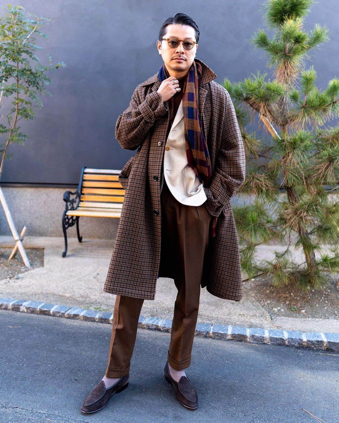 高田朋佳のインスタグラム：「Brown lover with 🐣  ——————————————————————— #fashioncreator #高田朋佳 #tomoyoshitakada #authenticstyle  #dressstyle #elegantstyle #modernclassicstyle #newclassicstyle #fashion #mensfashion #mensdressstyle #suitsstyle #dapperstyle #takadachannel #メンズファッション #大人コーデ」