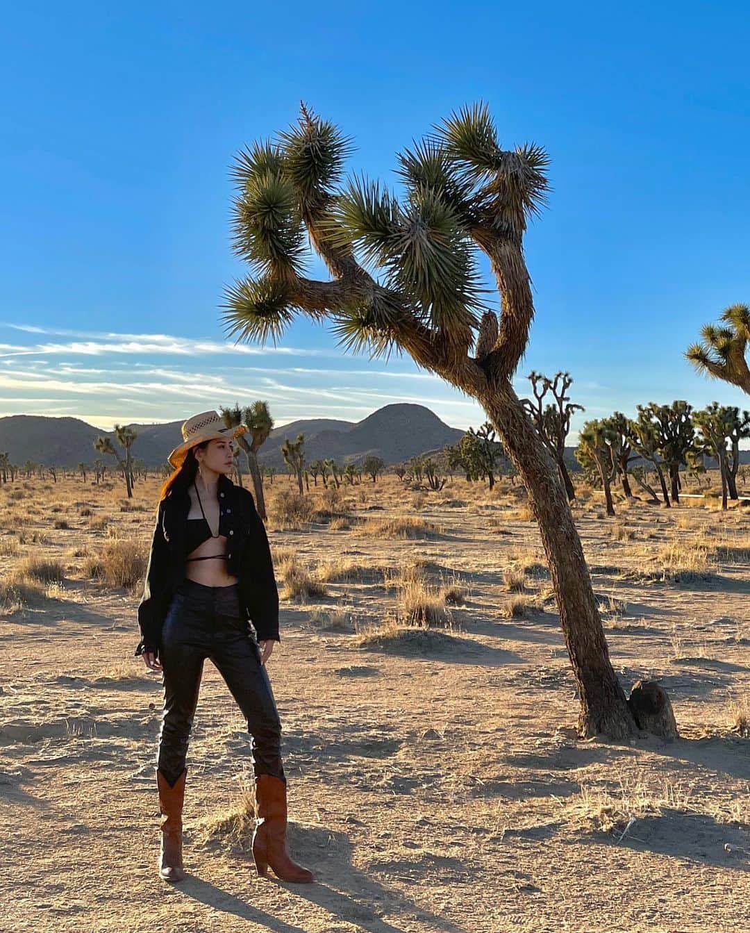 Chi Puのインスタグラム：「Throw back to my desert life. Waiting for more 🏜」