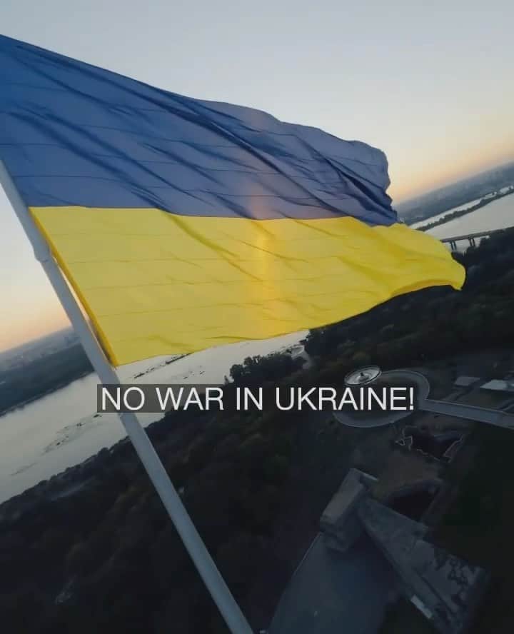 キーラ・コルピのインスタグラム：「Beautiful and brave Ukraine, keep fighting for your (and our) freedom! 🇺🇦  May this war come to a peaceful end soon 🙏🤝  And may we all come to know peace in ourselves and in each other   #nowarinukraine #slavaukraini #славаукраїні  ——— Film by @dorosh.raw」