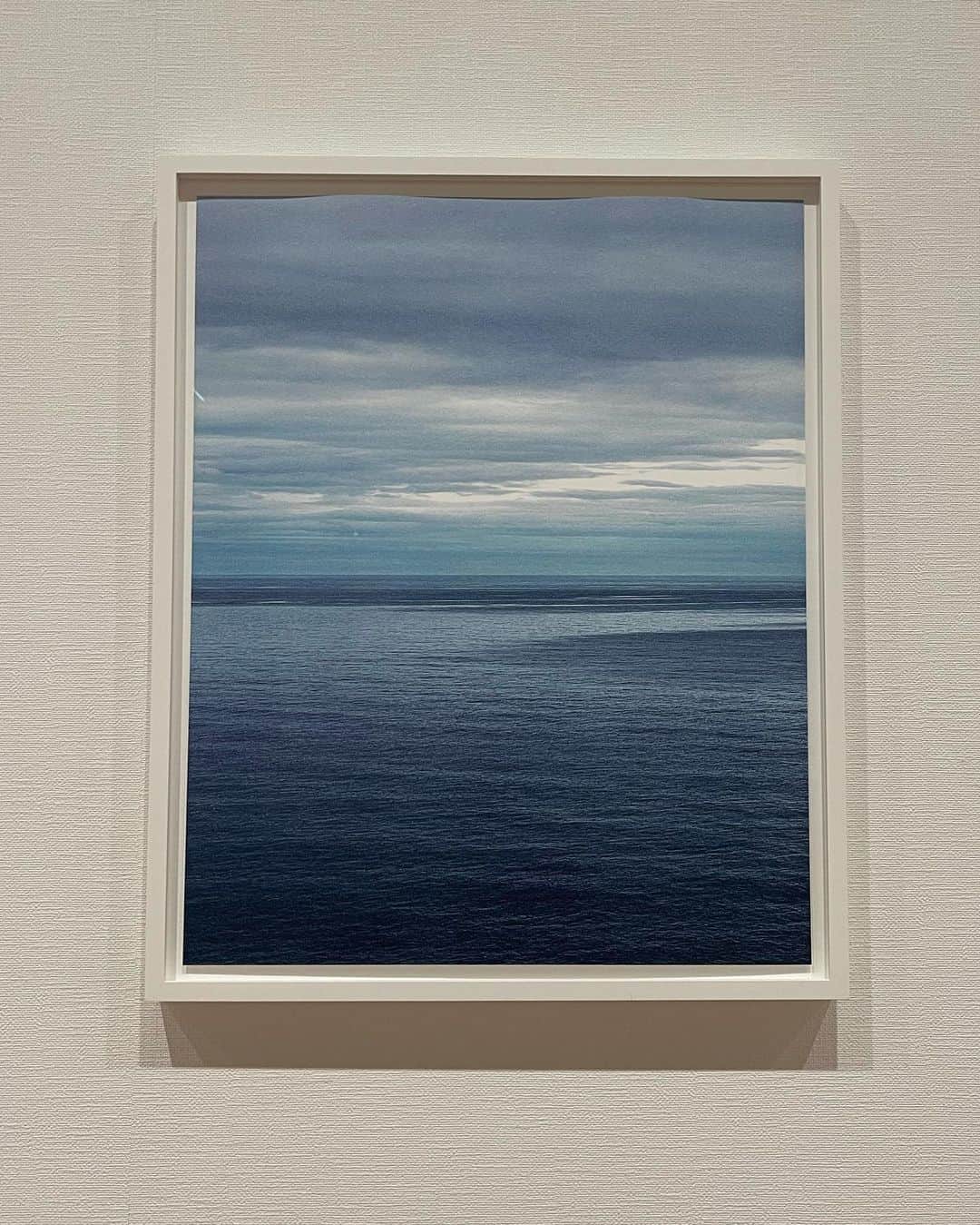 野崎萌香さんのインスタグラム写真 - (野崎萌香Instagram)「Roni Horn 「When You See Your Reflection in Water,  Do You Recognize the Water in You？」  自然、アイスランド、孤独。  を感じられるロニホーンの作品と 向き合うと、私の中の寂しさも実はとても 心地よいものなんだと気づけて なんだか安心しました。  選択する私の孤独は 私を深める旅へのチケット。  忘れていた前向きな孤独とという 言葉を思い出す展示でした。  森をぐんぐん突き進んだ場所にあった  鳥葬（Cairngorms, Scotland）（2014-17）  という作品がまた好きでした。  #RoniHorn」3月2日 0時37分 - moeka_nozaki