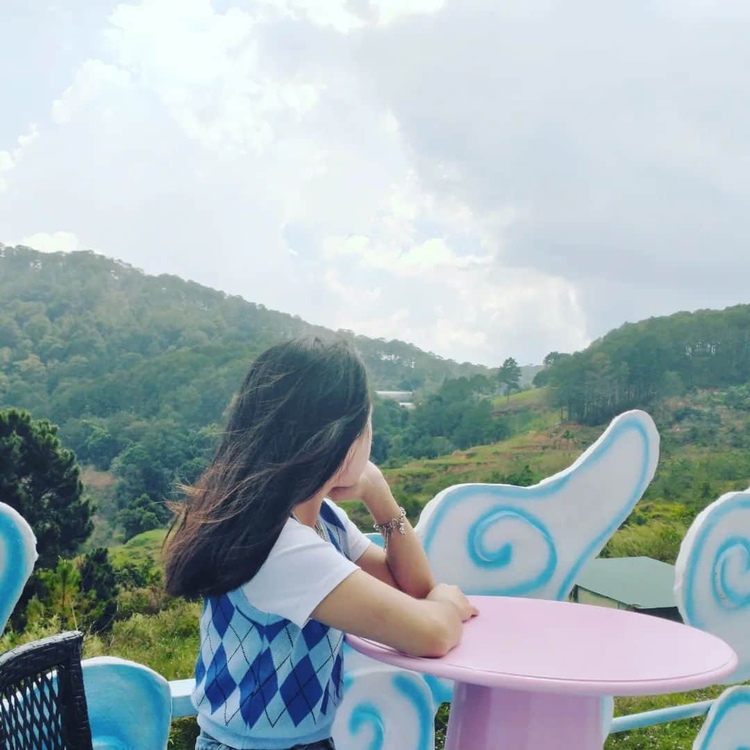 hina_officialのインスタグラム：「Đi lâu r h mới đăg😅」