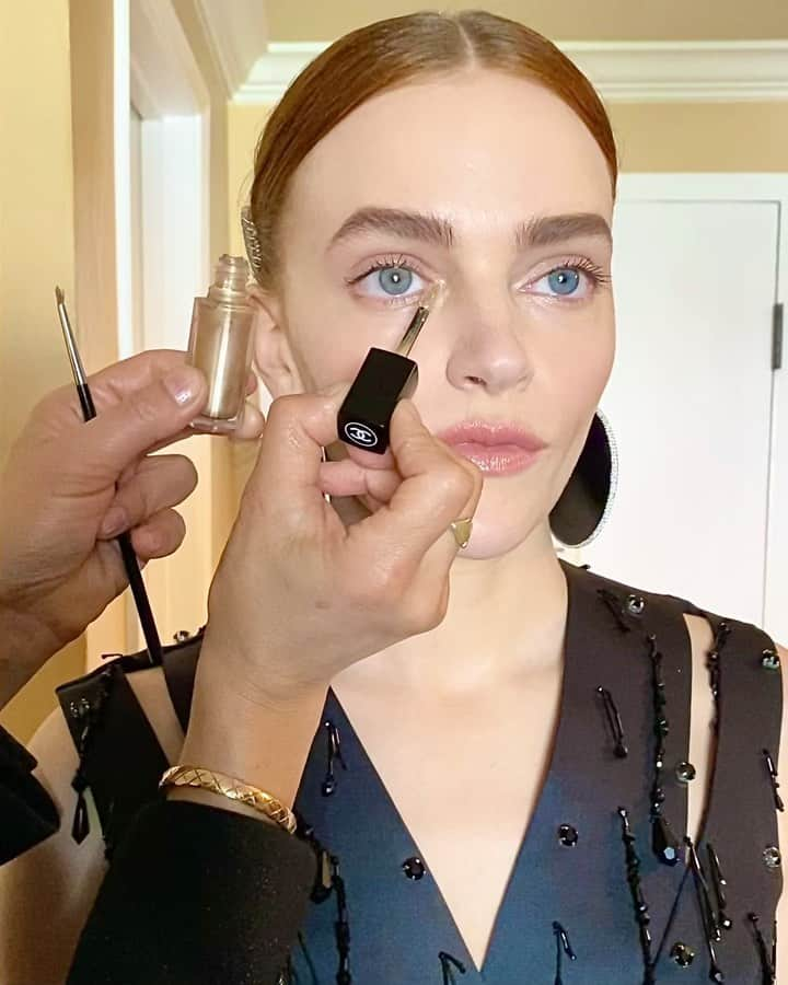 Kara Yoshimoto Buaのインスタグラム：「Finishing touches accentuating the light in 🤍✨Maddie's already sparkling bright eyes with a touch of CHANEL Ombre Première Laque Limited-Edition Longwear Eyeshadow in Lamé Ivoire right before heading to SAG awards!@madbrew #makeupbykarayoshimotobua #welovecoco @welovecoco @chanel.beauty @elizabethsaltzman @hairbyadir #maddiebrewer #sagawards2022nominee #handmaidstale」