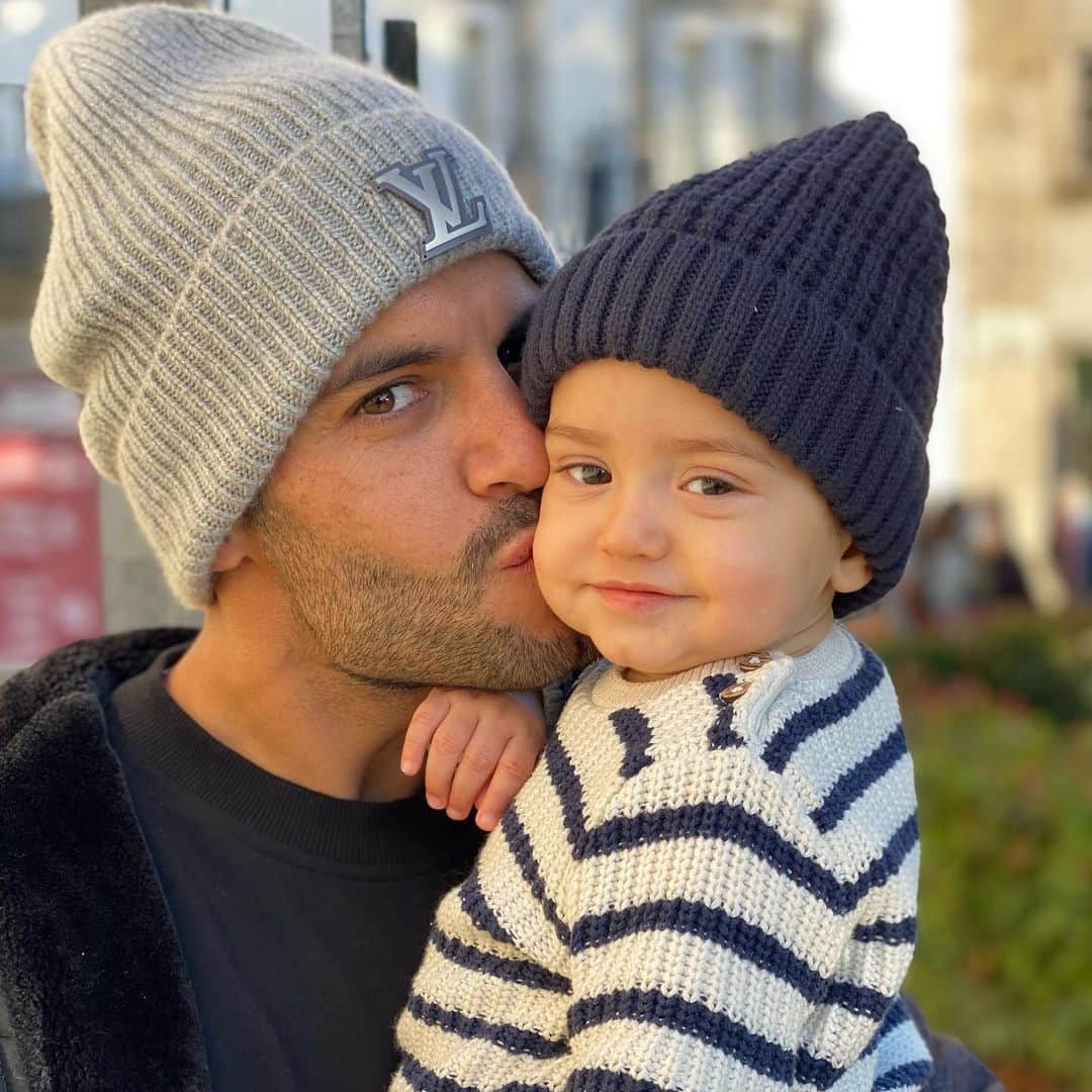 のインスタグラム：「Feliz primer año de vida mi amor! Te amamos hasta el infinito ❤️ #babyLiam @caroaraq」