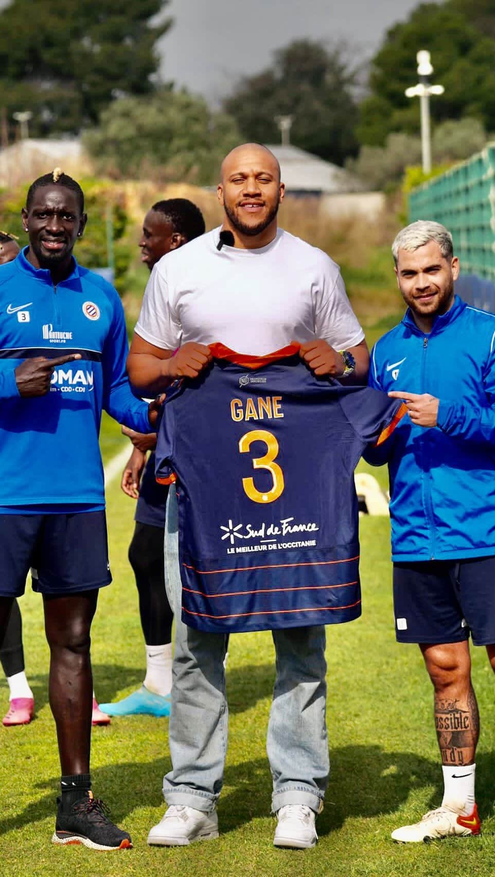 のインスタグラム：「Merci pour ta visite @ciryl_gane ! Content d’avoir pu te faire visiter les infrastructures d’entraînement du @mhscofficiel 💪🏿🔶🔷 Toujours une source de motivation à chaque fois que l’on se voit !! 🤜🏿🤛🏾」