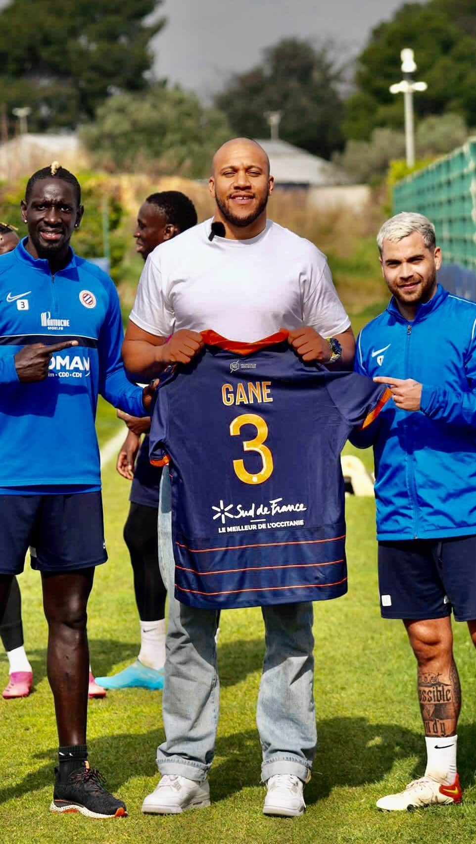 ママドゥ・サコーのインスタグラム：「Merci pour ta visite @ciryl_gane ! Content d’avoir pu te faire visiter les infrastructures d’entraînement du @mhscofficiel 💪🏿🔶🔷 Toujours une source de motivation à chaque fois que l’on se voit !! 🤜🏿🤛🏾」