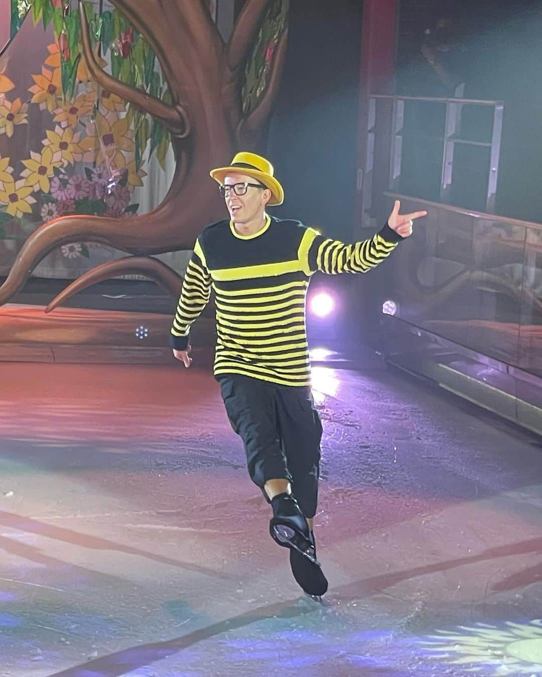 アンドレイ・ロゴジンのインスタグラム：「Enjoying skating this fun 🐝 Solo on Explorer of the seas :) something different than what I usually do  #exploreroftheseas #willybietakproductions #bee #tripleaxel #нетвойне #nowar #nowarinukraine」