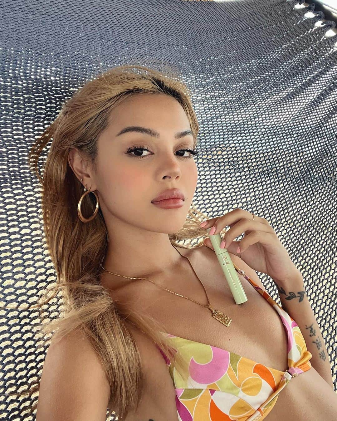 リリーマイマックのインスタグラム：「PIXI eyes 🧚‍♀️ @pixibeauty @modelistemagazine @royalbelize  #pixiontheglow #modearoundtheglobe #theroyalbelize」