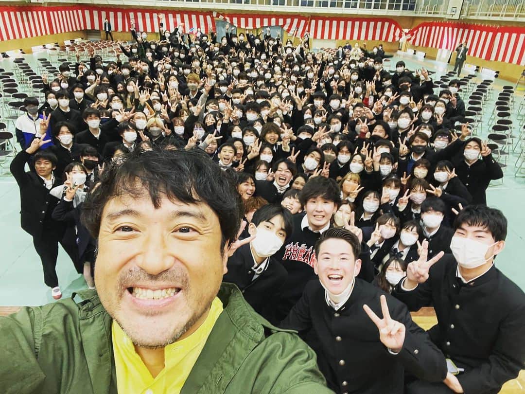 ムロツヨシのインスタグラム：「神奈川県立鶴見高校3年生たち 卒業おめでとうっっっ 毎日、笑っていてくれー おめでとうー」