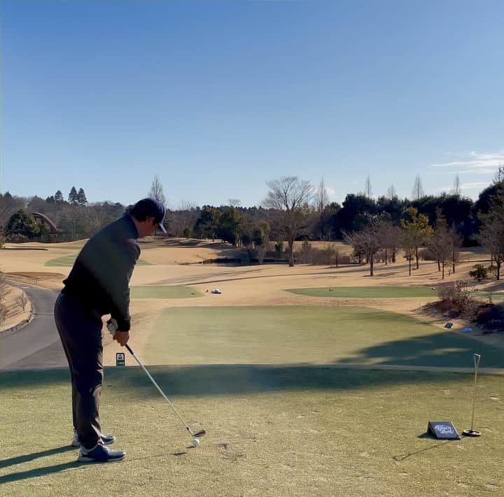 清水直行のインスタグラム：「7アイアン (168yd)  ⛳️ゴルフ頑張るシリーズ フェード意識し過ぎてスライスしてるわ😢 あ〜言うてるやん…😩 なんとかグリーンエッジに残っててよかった…  #千葉バーディクラブ  #golf #golfswing #golfers  #ゴルフ #ゴルフ場 #ゴルフスイング #ゴルフ好きな人と繋がりたい  #ゴルフ好き  #ゴルフ上手くなりたい  #清水直行」