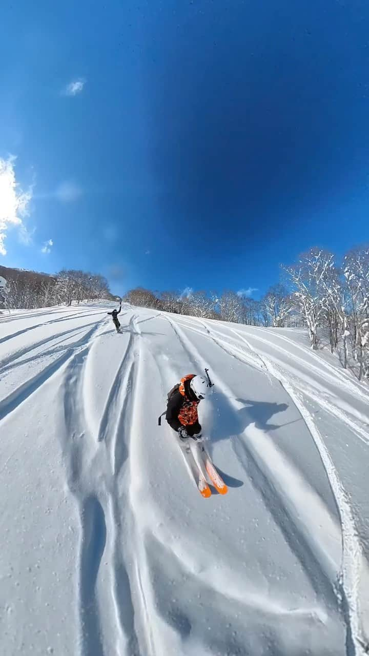 DJ HALのインスタグラム：「Day 2 Akakura 大雪の超過酷な環境から一転 晴天に☀️ど平日 素晴らしい天気でした！ 僕のスキーのルーティンですが 毎日早朝OpenからLast4:30まで 本気で滑りっぱなしでトレーニングです⛷休憩はリフトで十分  赤倉観光スキー場はかなり歴史のあるスキー場で、旧赤倉まで板を担いで登って滑りました👌🏾  一昔前の世界が広がりました コースを知ってる人と一緒に滑ると ゲレンデを何倍にも楽しませてくれる🙏🏾　皆さんガイドありがとうございました⛷🏂🎿☃️  もう飽きてると思いますがご観覧ありがとうございます☃️   #zuma #ski #insta360onex2」