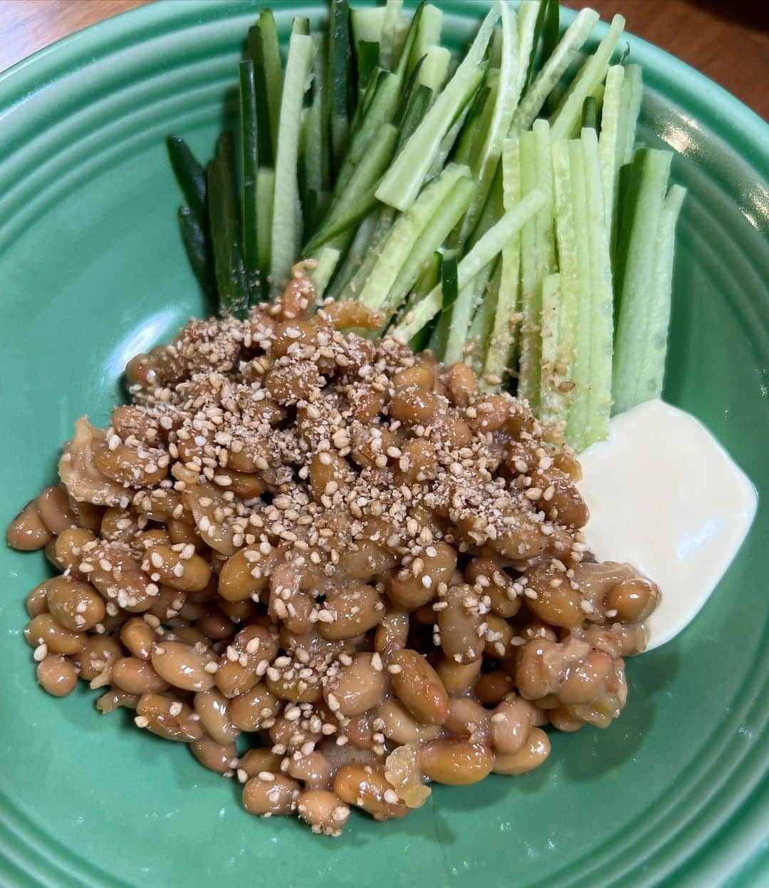 西山茉希さんのインスタグラム写真 - (西山茉希Instagram)「焼肉のタレで下味つけると、 焦げやすいのでご注意を。  #手羽元揚げ （ソンジャンサンジャン、焼肉のタレ、紹興酒で揉み込んでおいて片栗粉まぶす） #しょぼろ納豆 #マグロアラたたき （胡麻油、めんつゆ、ペヤングのふりかけで和える） #なめことお豆腐のお味噌 #炊きたて新潟白米  ソンジャンサンジャン伝えたいのにオーヤンフィーフィーになって、 ジュディーオング歌いながら揚げ物した日。  #油の中でお揚がりなさい #🍗  母さんアレンジ、美味しい味方増えました。うまっ辛❤️😋❤️  ぐんもです。」3月2日 8時11分 - maki.nshiyama50