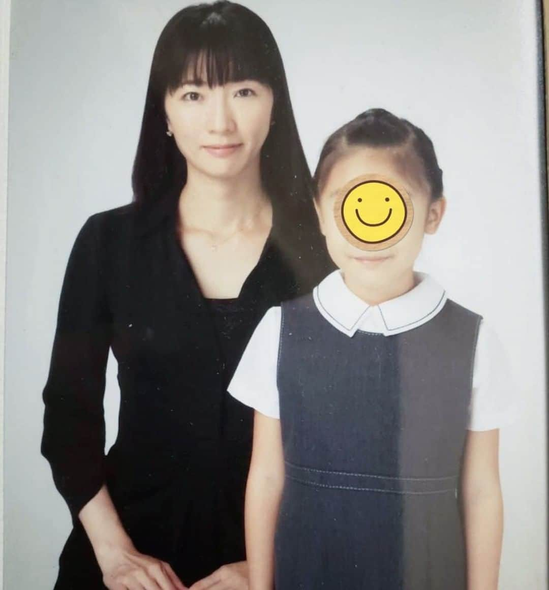 経沢香保子さんのインスタグラム写真 - (経沢香保子Instagram)「【私の子育ての失敗⁉️】  子育てで 一度迷走したことがあった。 それは、彼女が保育園の最後の学年の時。  事情があって創業した会社を退任したのもあって、やることがなくなって、 なんとなく、 今まで、娘のために必死で何かカタチになるようなことをしたことがなかったので、 小学校のお受験をしてみようかと思ったのが きっかけだった。  母親として娘の安定した進路を作るのが 「お受験」ではないかと思ったのだ。  普通であれば、 何年も前から徹底した準備をするのだろうけど、  仕事も忙しかったし、 あと半年くらいあるし 自分ならなんとかできるでしょうという 変な奢りもあり いろんな人を当たって 準備を進めたりして、  そんなこんなで 撮影した写真が出てきたのがこちらです。  ＝＝＝  お受験の世界は 私が思うより、本当にしっかりしたもので 付け焼き刃でどうにでもなるわけではなく、  結果としては、 すったもんだ紆余曲折があり、 ほぼ私の準備の甘さがありながら 彼女が実力でもぎ取った学校に入学することになったものの、 娘にベストな提案ができたわけでもなかったのではと、 少し後悔している。  とはいえ、結局は、彼女の意思力により、 小学校五年生から 娘は、海外に留学することになり  娘のおかげで、その経験が経験として我が家に宝として保存されました。  今、彼女は母から見て人生をエンジョイしており、 私にとっても、もとても良い選択だったのではないかとも思っている。  まさに、日本では経験できないようなこと、  ロシアの友達とウクライナの友達が 同じ学校にいて、 この状況をみんなでシェアし合うとか  ここ二年くらいは、 毎回帰国するたびにホテルで隔離されて PCR検査と身近だったり、  世界情勢に振り回されているティーンエイジャーだけど それはそれ、これはこれで、自分の苦手な学科に奮闘してたりする。  （それを受け入れ、当たり前となって育っていることに私はすごいなぁと思ってしまう）  それと同時に、国籍関係ない友達との交流だけじゃなく、大自然に囲まれて、学校の裏にスキー場があったり、ゴルフがみじかにあったり、（スキーもゴルフも小さい時にやったことない私は羨ましすぎる）  もちろん寮生活の悩みもあると思うけど、  本人なりにはポジティブに受け止めていてる様子。  私にとっては、 お受験の保護者面談の時に、  「なぜ離婚したんですか？」 「なぜ幼稚園ではなく保育園にしたんですか？」 「毎日お弁当作れますか？」  そのような質問に全くもってうまい切り返しができなかったことを考えると（本質的に相手が望む答えができなかった）  今の環境は巡り巡って必要な導きだったのかなぁと思う。  もうママは彼女の進路についてアドバイスできる立場でもないので 彼女は彼女なりに将来なりたい仕事から逆算して、次のステップをどうするかとか真剣に考えているようです。  まあ、かーちゃんは、学費の捻出と、彼女が将来の人生に対してポジティブに思えるように  毎日、楽しく笑って過ごして、背中を見せて、娘に徹底的に愛情表現することが  私の役割です。  本当に自分はポンコツママだなって思いますが、だからこそ、尊敬する娘が生まれてきたんだなと思うので、  これも巡り合わせですね。  育児の悩みをいただくことが多いのですが、 私はあまりわかってないところがあり、  ただ、育児というより対人間として 私の所有物ではない、 娘をそのまま尊敬し、彼女が自分の人生を小さい頃から選択できるようにフラットにあり それが、ただ、シングルマザーである私の役割かなって思っています。  可愛い子には旅をさせよ。 小さい頃からたくさんの大人に接してきて、自分なりの考えをその都度教えてくれる彼女を私はとても尊敬しています。  たまたま今日更新のvoicyで、子育ての話をしています。私の子育ての方針や、シングルマザーの育児と仕事の両立についてです。 もしご興味のあるかたは、以下よろしければ 仮想銀座高級クラブ　かほこ　voicyにて😉  #育児 #育児と仕事の両立 #お受験 #お受験ママ #シングルマザー #娘 #社長 #ママ起業家サポート #ママ起業 #写真館  #子育て #子育てママ #ママ起業家」3月2日 8時59分 - kahokotsunezawa