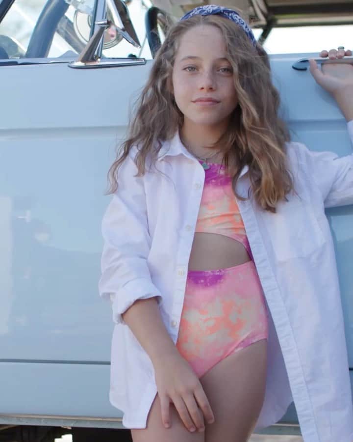 オシュコシュのインスタグラム：「Swim is in, just in time for spring break beach trips 🏖  or days by the pool 🏊‍♂️」