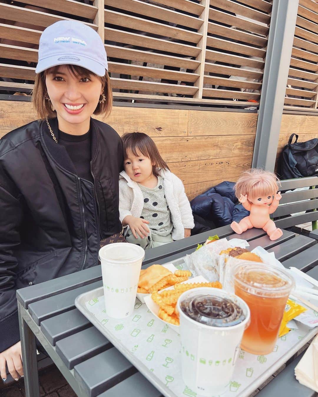 高松チェルシーリナのインスタグラム：「. おはようございます🌞 . 昨日久しぶりにSHAKE SHACKでランチしたら、お腹いっぱいすぎて夜もお腹空かず、夜ご飯を抜いたアラサー女子です🙋‍♀️笑(お肉がdoubleだったからかなw) . でも美味しかった😌🍔💕 . #shakeshack#hamburger#シェイクシャック#メルちゃんも一緒#1歳11ヶ月#女の子ベビー#年子姉弟#1歳2ヶ月差#年子ママ#子連れランチ」