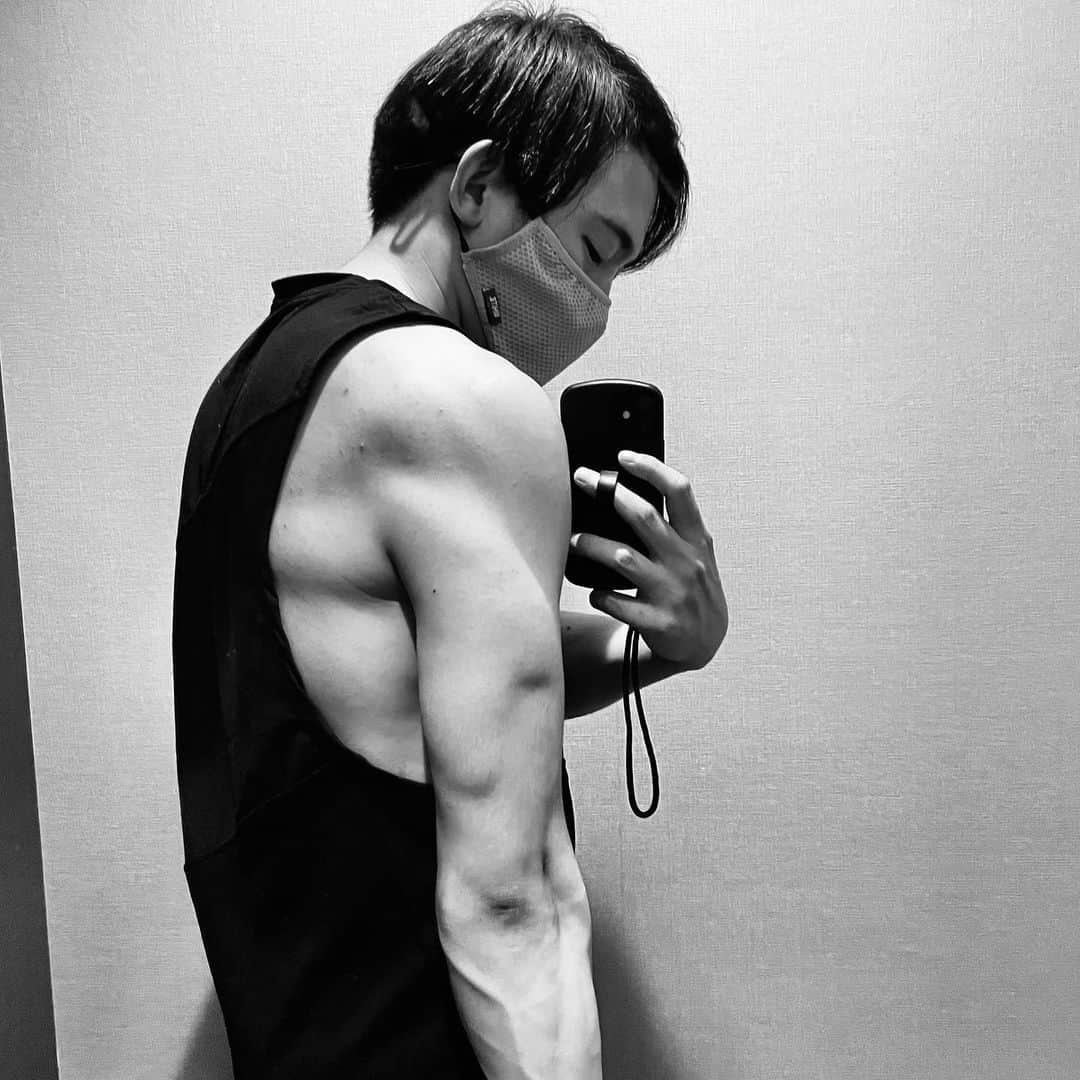 杉山宗賢さんのインスタグラム写真 - (杉山宗賢Instagram)「Back workout  #backworkout #workout #fitnessfun #fitness #筋トレ男子 #トレーニー #フィットネス #training #trainingday #役者 #俳優 #actor」3月2日 9時23分 - soken.sugiyama