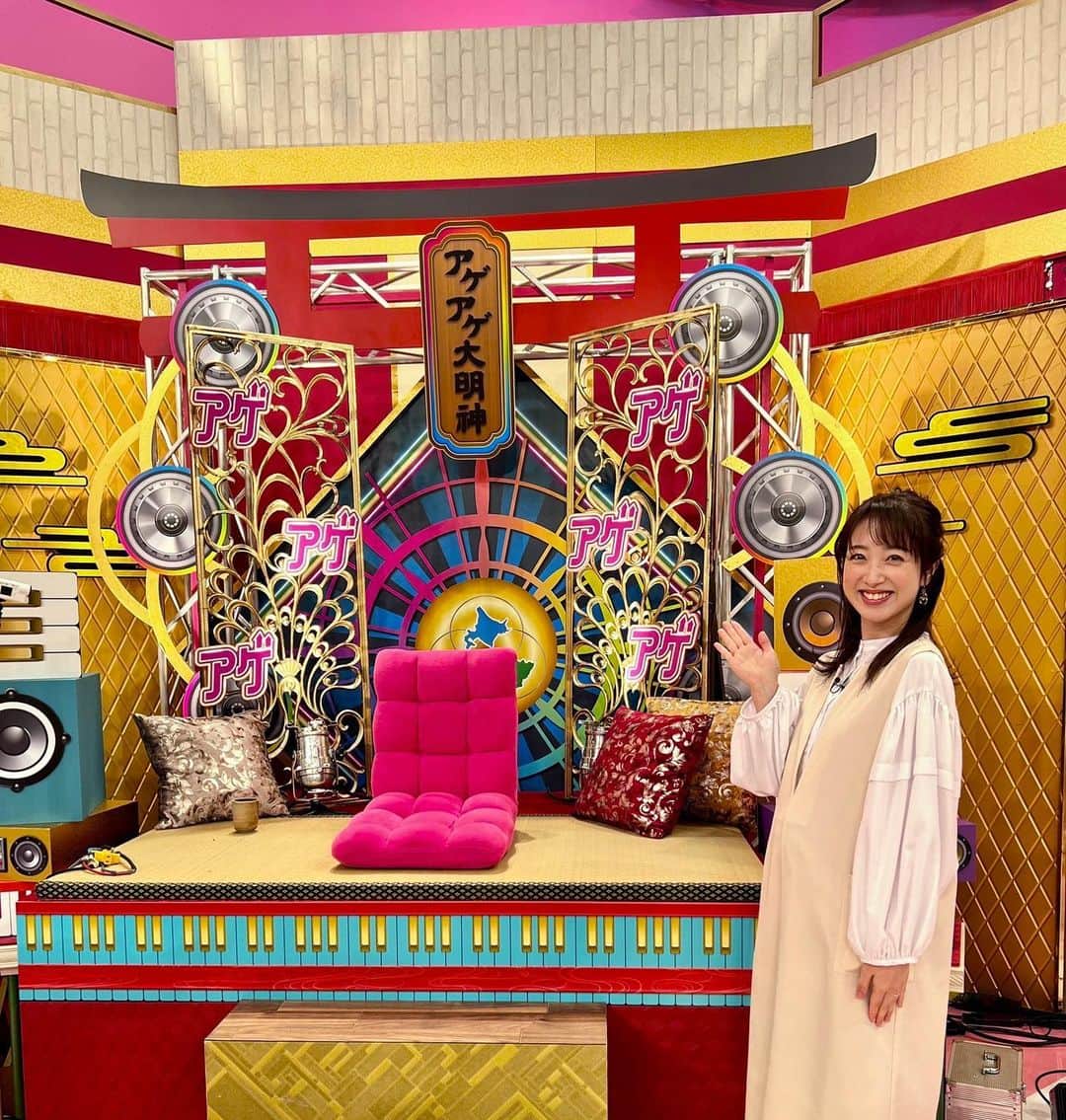 川田裕美のインスタグラム：「本日放送の『アゲアゲちゃん』 フットボールアワー後藤さんとMCさせていただきました。これは「アゲアゲ大明神」DJ KOOさんが鎮座していたところ。御利益ありそう…  #アゲアゲちゃん」