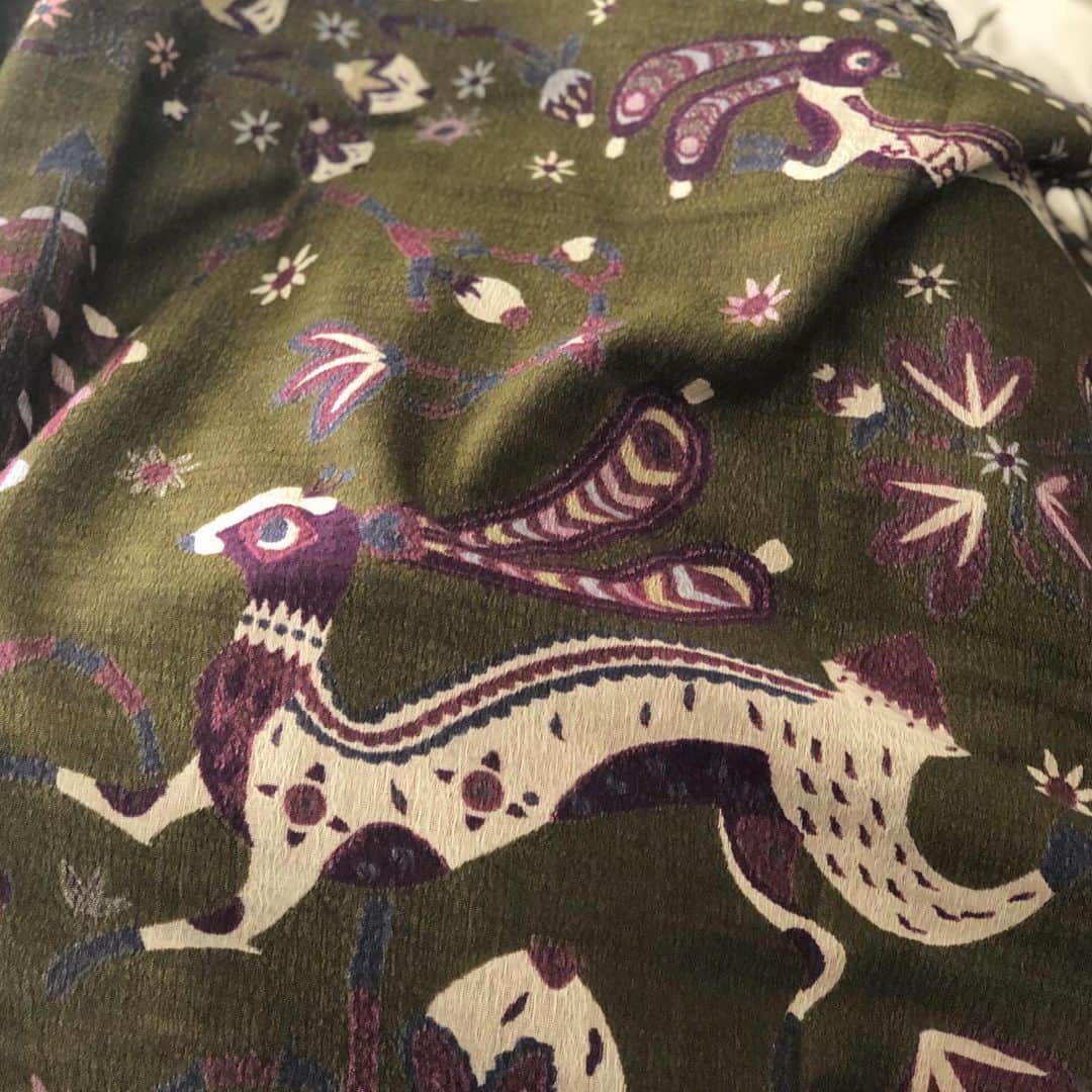 岡田育のインスタグラム：「Between Winter and Spring. 🌞🐇🕳🐇🕳🐇🕳🌞 Brand new friends jumping around in my closet. @klaushaapaniemi_official  #klaushaapaniemi  #クラウスハーパニエミ  . 去年から大活躍のウサぴょん。秋には秋めいて、冬にはあたたかく、もうシーズン終わりかなと思いきや、厚手のコートより長く出番ありそう。イースター直前まで羽織るぞ。 . あっ、これショールです、リンク先のショップでは同じ柄のスロー（ベッドカバーなんかにするやつ）も売ってるのでお間違えなきよう。」