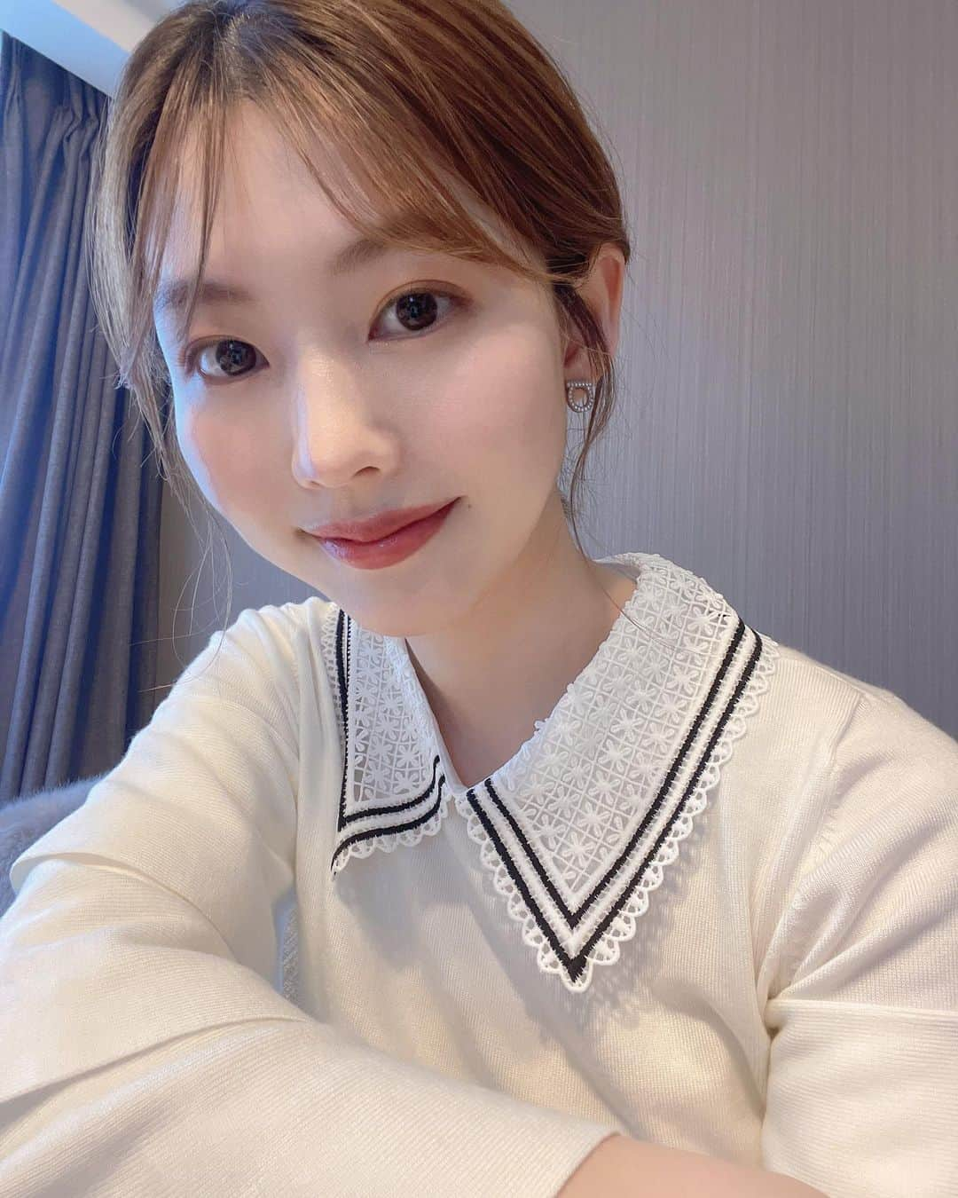 松田紗和のインスタグラム：「もう３月かあってなってる😮‍💨✨ 暖かくなってきて嬉しい  今月は楽しい予定が沢山で ワクワクな1ヶ月🤍  ハッピーにいきましょう！🌸  #3月#襟付きブラウス#ポニーテールアレンジ#march#selfie#whitecode#me」