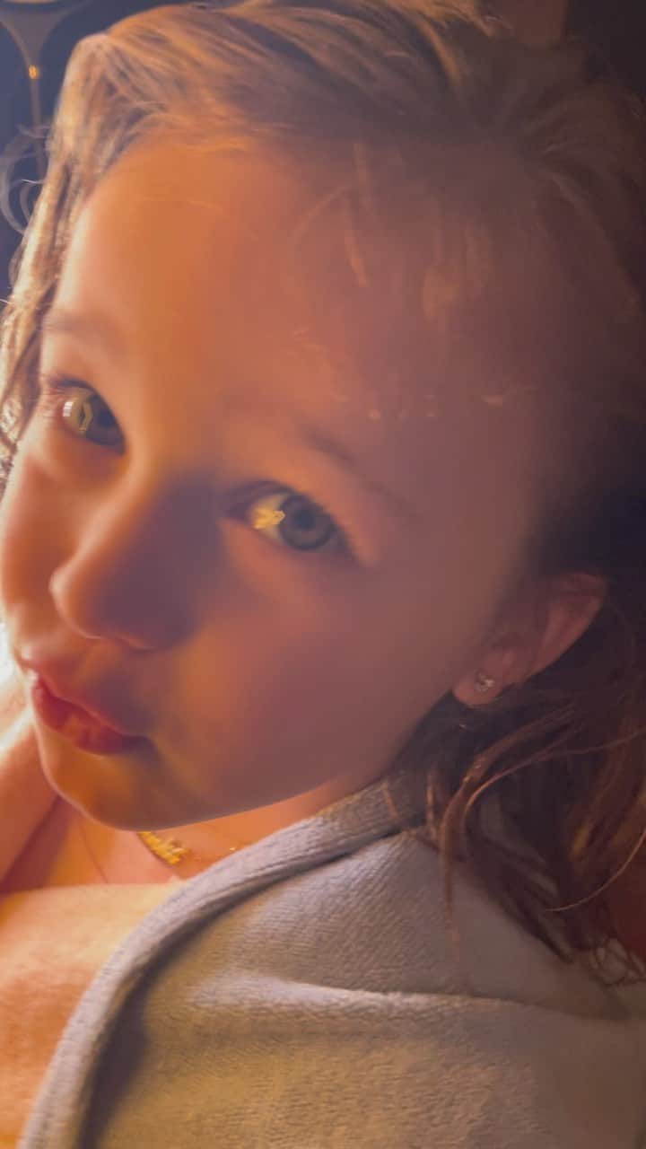 ヒラリー・ダフのインスタグラム：「Least she knows ….. “I don’t get cute… I get drop dead gorgeous “」