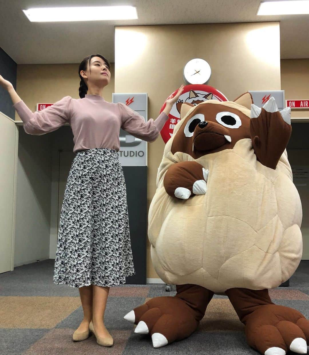 望木聡子さんのインスタグラム写真 - (望木聡子Instagram)「#ドデスカ 金曜６時台の‬「どうぶつZOO鑑」‬ ‪今週の主役はこの動物！  写真を見て何の動物か当ててくださいね📸  大ヒント… わたしが大好きな #スパイダーマン シリーズの 敵の真似です。 この動物の水槽に落ちちゃって大変なことに🙊  最新作「ノーウェイホーム」はご覧になりましたか？ この時代に生まれてよかった…と思いましたよ😭  #アベンジャーズ #Avengers #Spiderman #SpidermanNowayhome #メーテレ #ウルフィ #アナウンサー #望木聡子」3月2日 12時03分 - satoko_mochiki