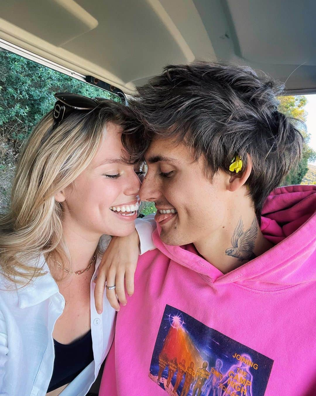 Christian Collinsのインスタグラム：「happy one year, one in 8 billion ❤️👑 everydays an adventure together. I love unfolding the lies and growing with you, let’s keep seeking nature & following the sunnnn🦒」