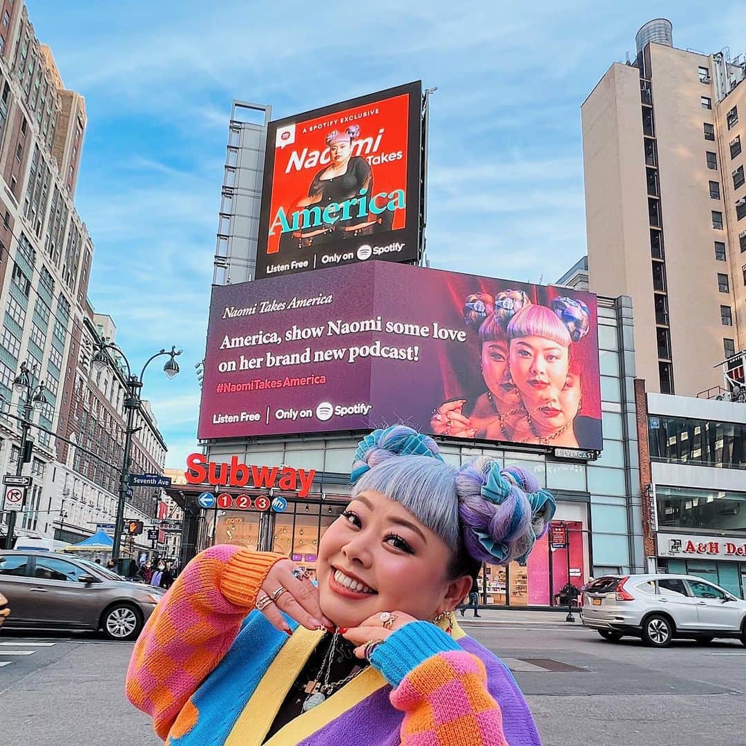 渡辺直美のインスタグラム：「I can't speak English... but I started a podcast here😂 I speak all in English! It's a brand new program where I learn English and American culture through you guys - by talking on the phone with my fans unscripted🥰 Love me and raise me like a Tamagotchi😂If there's something you want to tell me or teach me, go to the link in my bio🥰 For me to become a star in the States, I need you😂  Episode #1 is live🙏 Please search #NAOMITAKESAMERICA on Spotify and take a listen💗  You know, my English (at my level) is full of originality😂😂 This is part of my history though! I started this podcast because more than being embarassed, I want to speak to my fans worldwide and communicate in my own voice 🥰💓So please come join me💚💚💚  Here's a huge billboard shot with the dream team🤩I'm about to cry😂😭Thanks to: Photographer @jirokonami  Stylist @cc_looo  Hair @nerohair  Make-up @watanabenaomi703 me😂  The show is created with the amazing @vice team😎💓  この度、英語喋れないのにアメリカでポッドキャストの新番組始まりました😂😂 ニューヨークの街にバカでかい広告出た😂どうしよう😂  この番組は、アメリカのカルチャーや歴史、英語などをアメリカにいるファンのみんなに電話で教えてもらいながらトークする、台本一切なしの番組です😉✨全部英語です😂😂 たまごっちのようにファンが私を育てるんだにょ😂みんなで直美を世界一のスターにしよ😂(他人事w)  言語だけじゃなく、何か物事を始めた人に、今完璧に出来てないことは恥ずかしいことじゃない！その成長過程を一つの娯楽、自分の歴史の1ページとして楽しむのもいいじゃない😉ってな思いと、私は変な英語喋ってでも、世界中のファンと交流したい、自分の声でみんなに思いを伝えたいと思って始めました🤩🙏  出来ないから完璧になるまで…と待つのではなく、出来るところから挑戦するのが好きなんだにょ🥰 にしても、デカい壁作ってしまったにょ😂英語喋れないのを逆に個性にした💪 ここからネイティブになれるように頑張る😎もちろんクソ面白い番組を目指します❤️‍🔥  もう英語理解してる人は聞いててストレスになるかもだけど温かい耳で聞いてほしい🥰 #NAOMITAKESAMERICA という番組です😎今一エピソード公開されてます☺️💗　@spotify にて日本でも聴けます🦐番組に参加したい方は、プロフィールにあるリンクから応募してください💘  大好きな仲間と作った作品がこんな大きくNYCにデカく出てるのはまじで嬉しい🥺💗ありがとうございます！ フォトグラファー　@jirokonami  スタイリスト　@cc_looo  ヘア　@nerohair  メイク　@watanabenaomi703  自分w  そして番組を一緒に作ってくれてるのは @vice チームです😉💓  一歩一歩、アメリカで頑張ります🤩💓 うにょ👺」