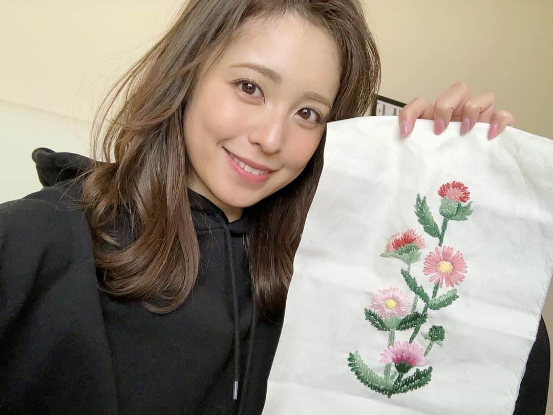 フジテレビアナウンサーのインスタグラム：「* 5年目の久慈暁子です☻ 私のhappyの源は 『 刺繍 』🧵🪡 上の２つのお花は 祖母が途中までしていたもので、 下の刺繍は自己流で縫ってみました🌸 正解かわからないけど 可愛く仕上がったのでOK🌷笑 * #フジテレビアナウンサー #久慈暁子 #8ッピー」
